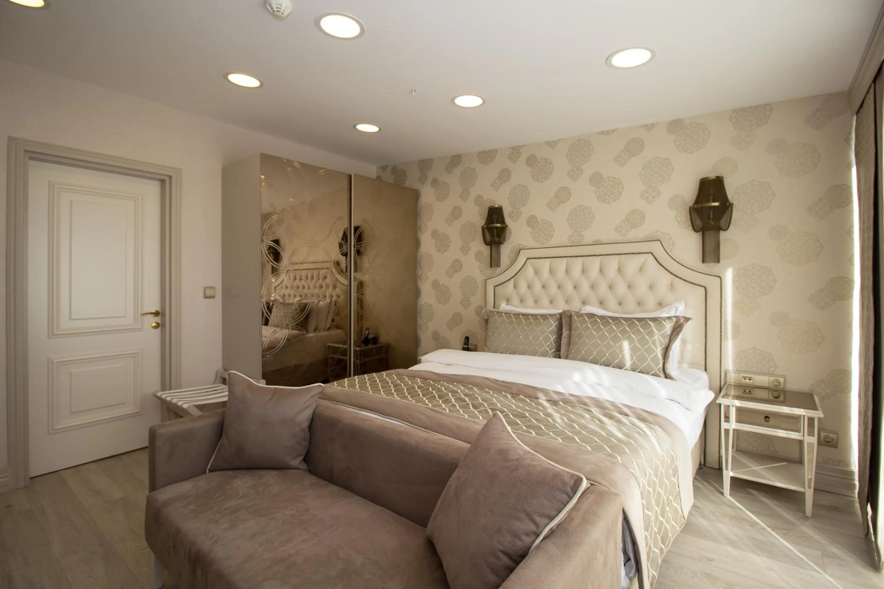 Shower, Bed in Le Marde Hotel