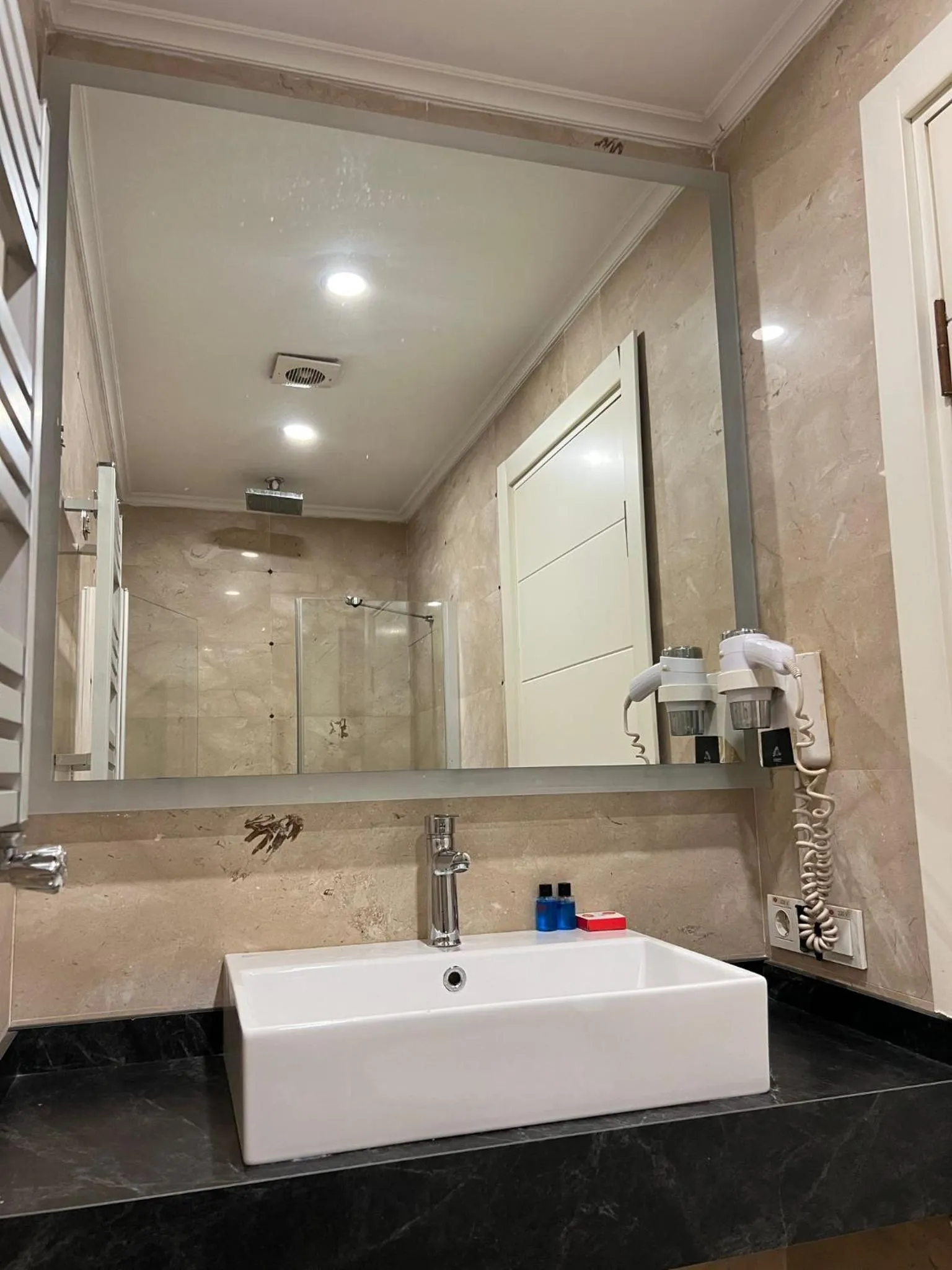 Bathroom in Le Marde Hotel