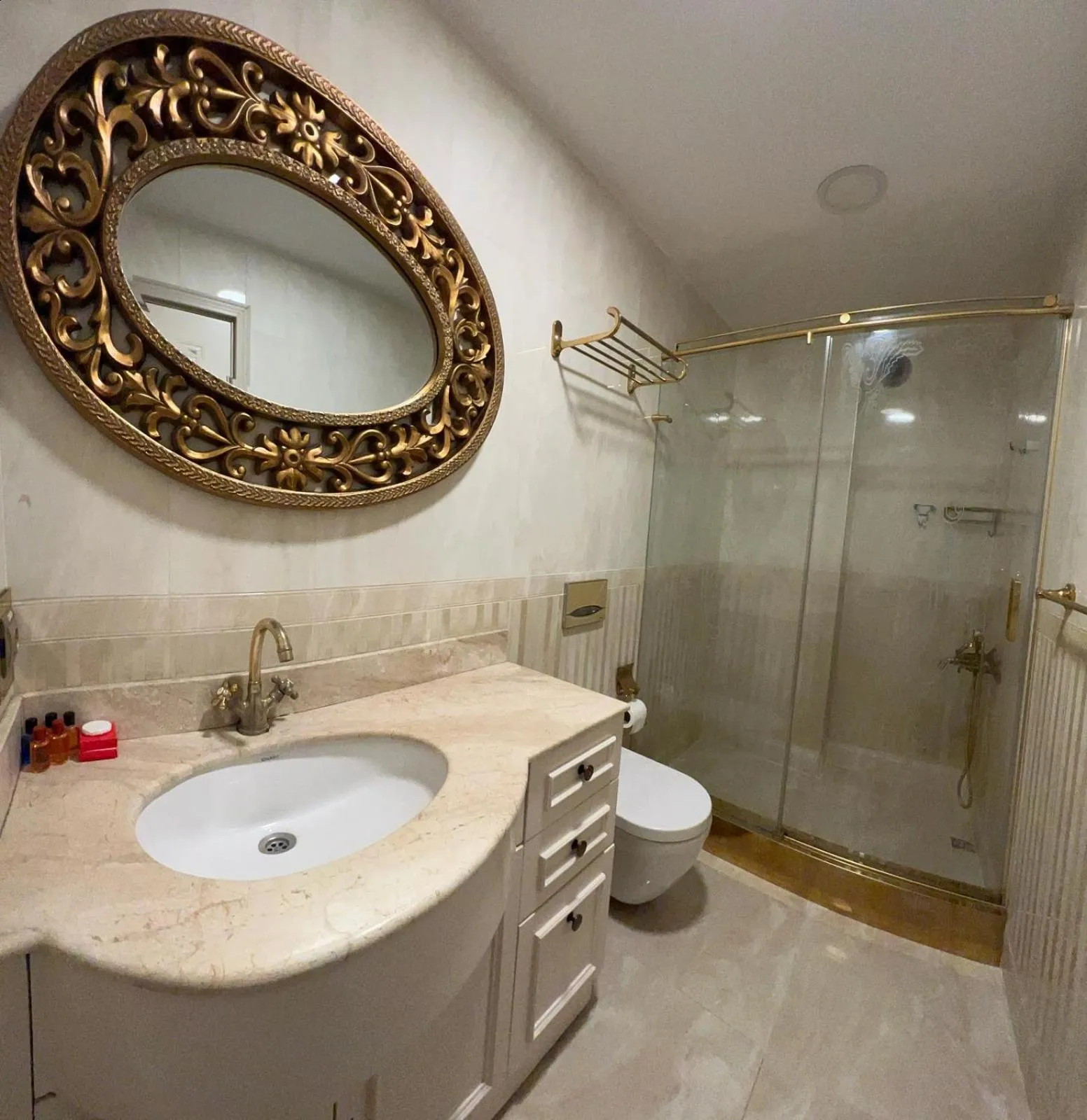 Shower in Le Marde Hotel