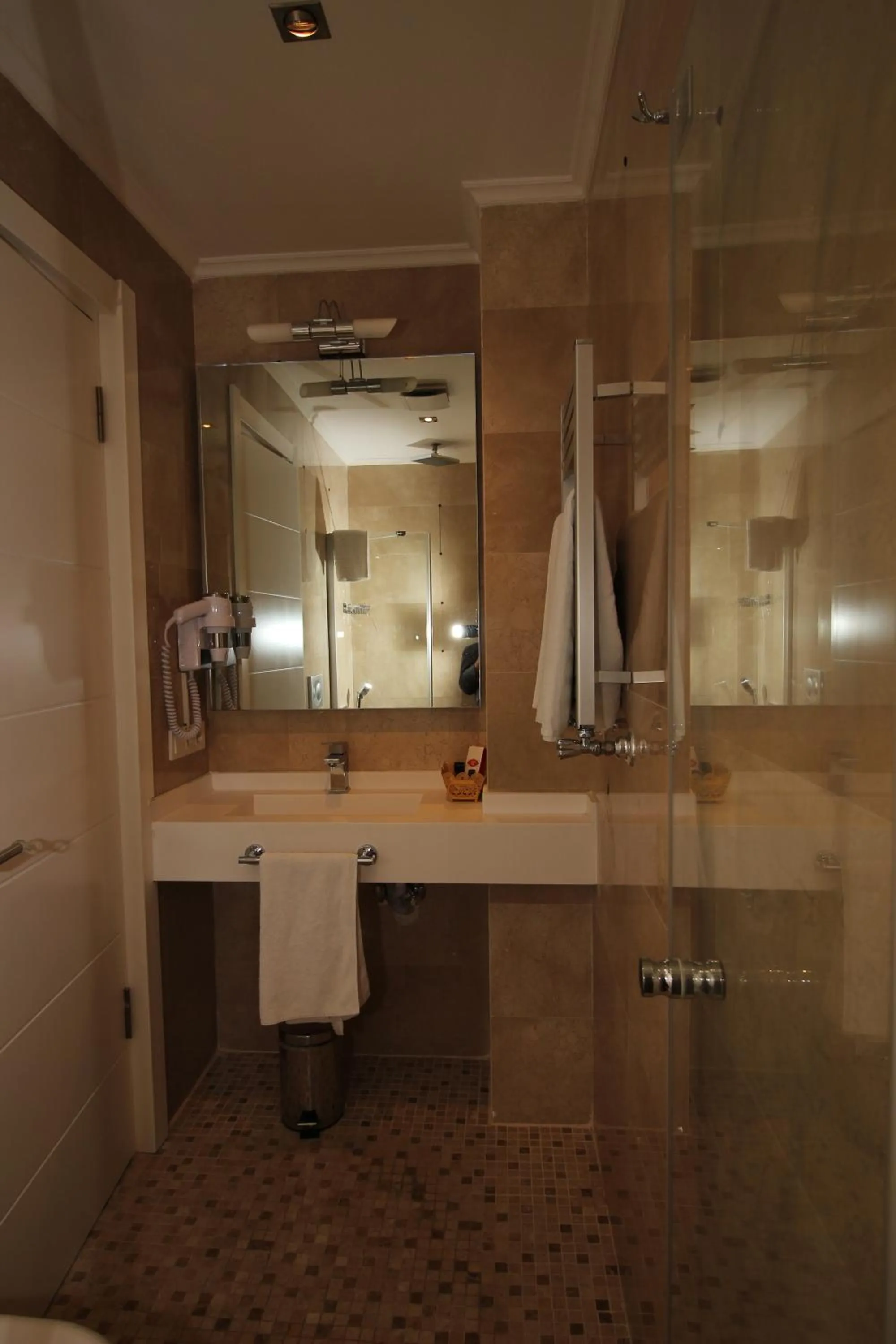 Toilet in Le Marde Hotel