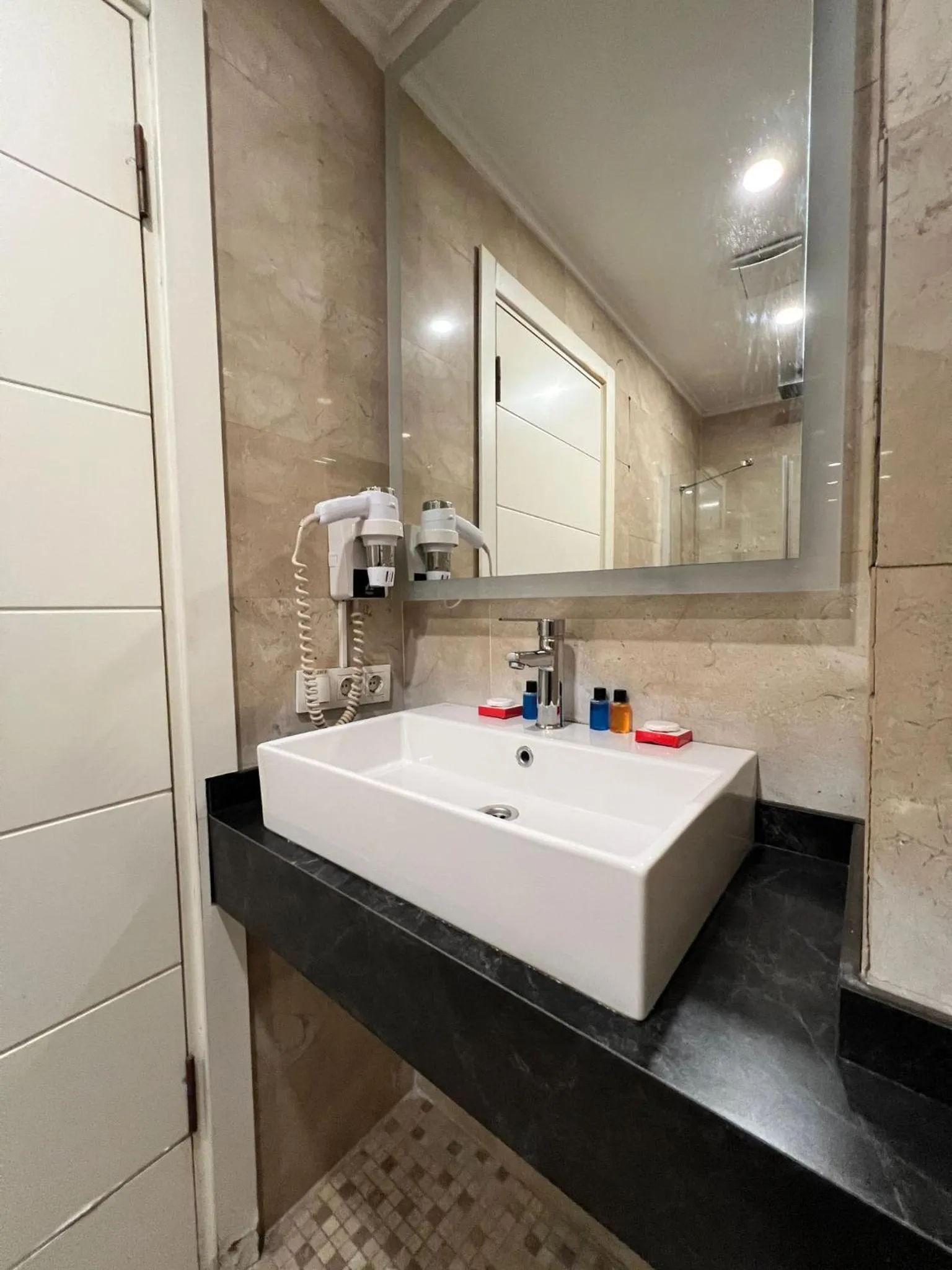 Bathroom in Le Marde Hotel