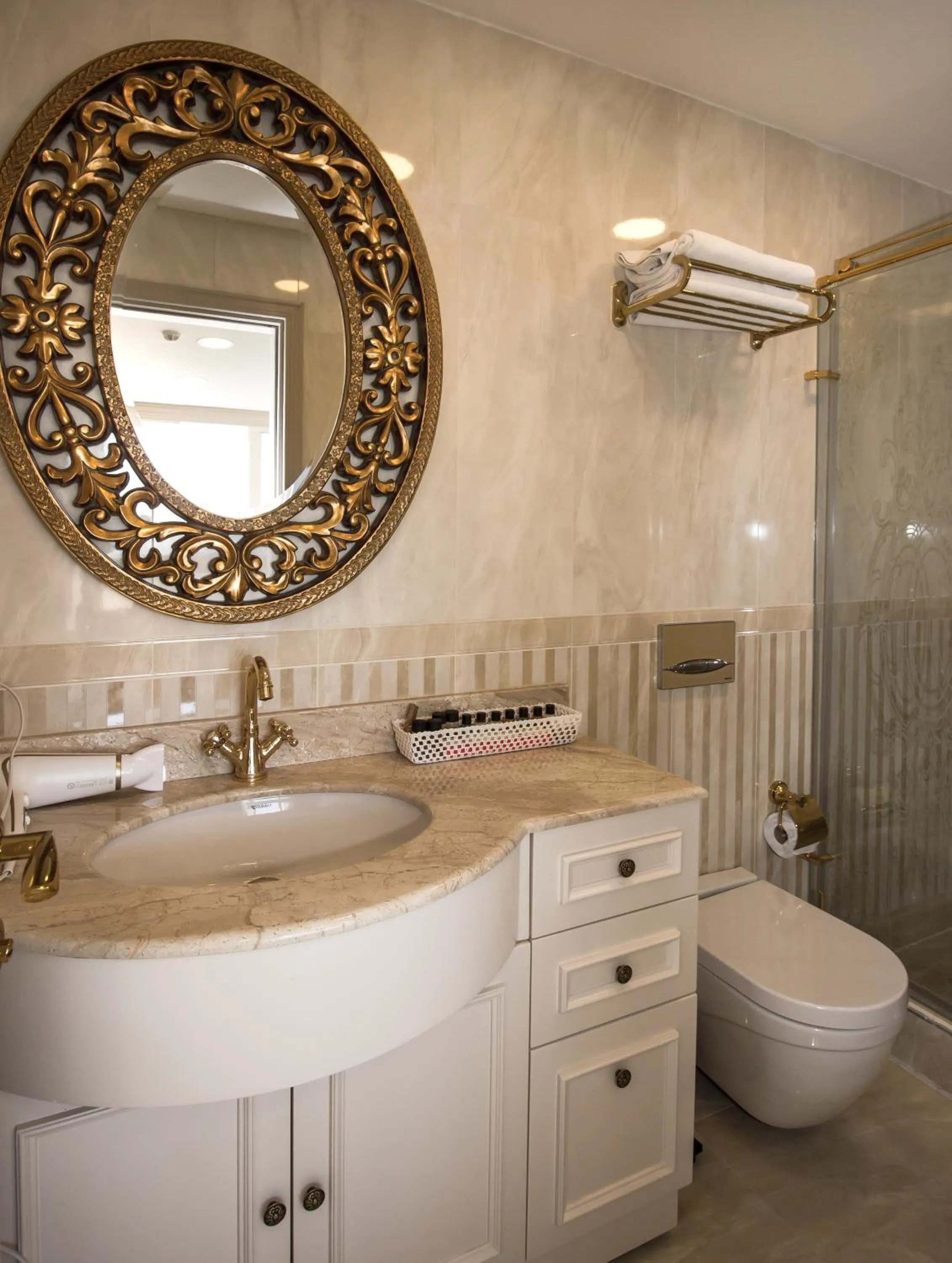 Toilet in Le Marde Hotel