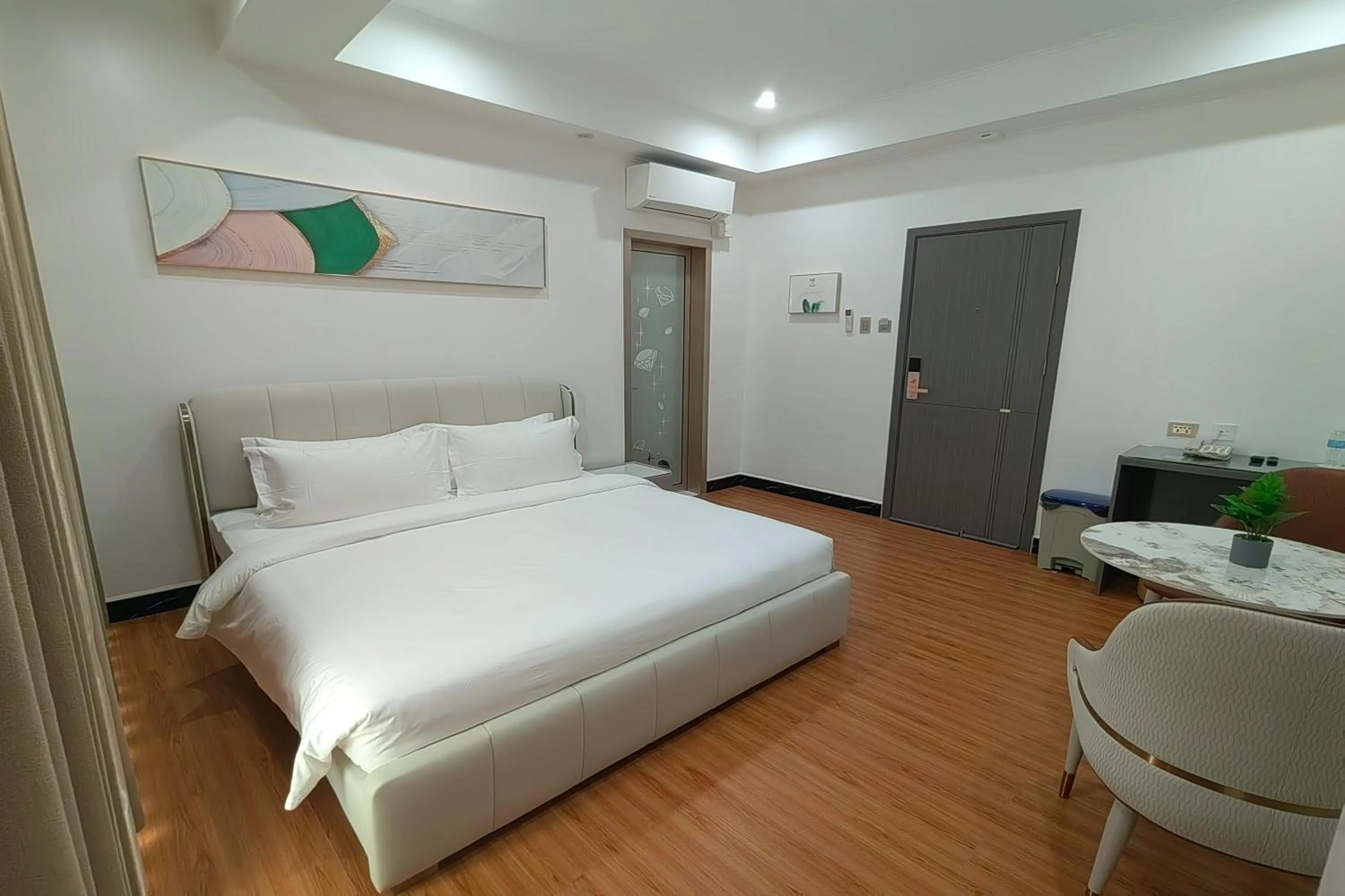 Bedroom, Bed in Mactan Grand Golden Hotel near Airport