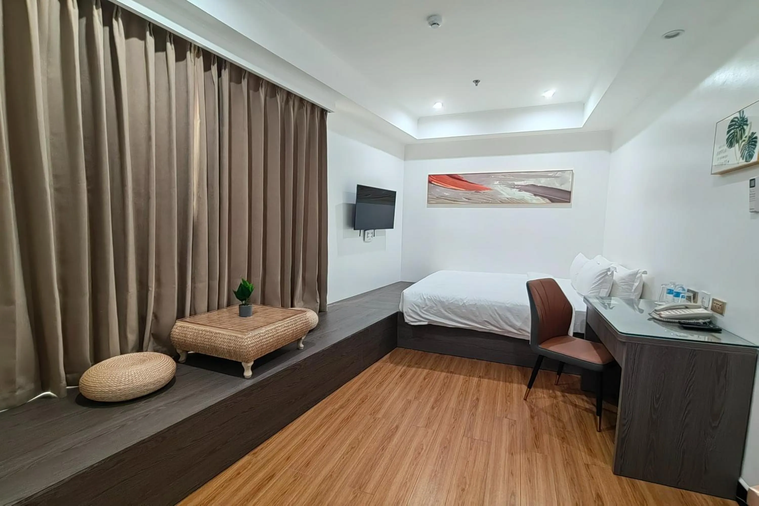 Bedroom, Bed in Mactan Grand Golden Hotel near Airport