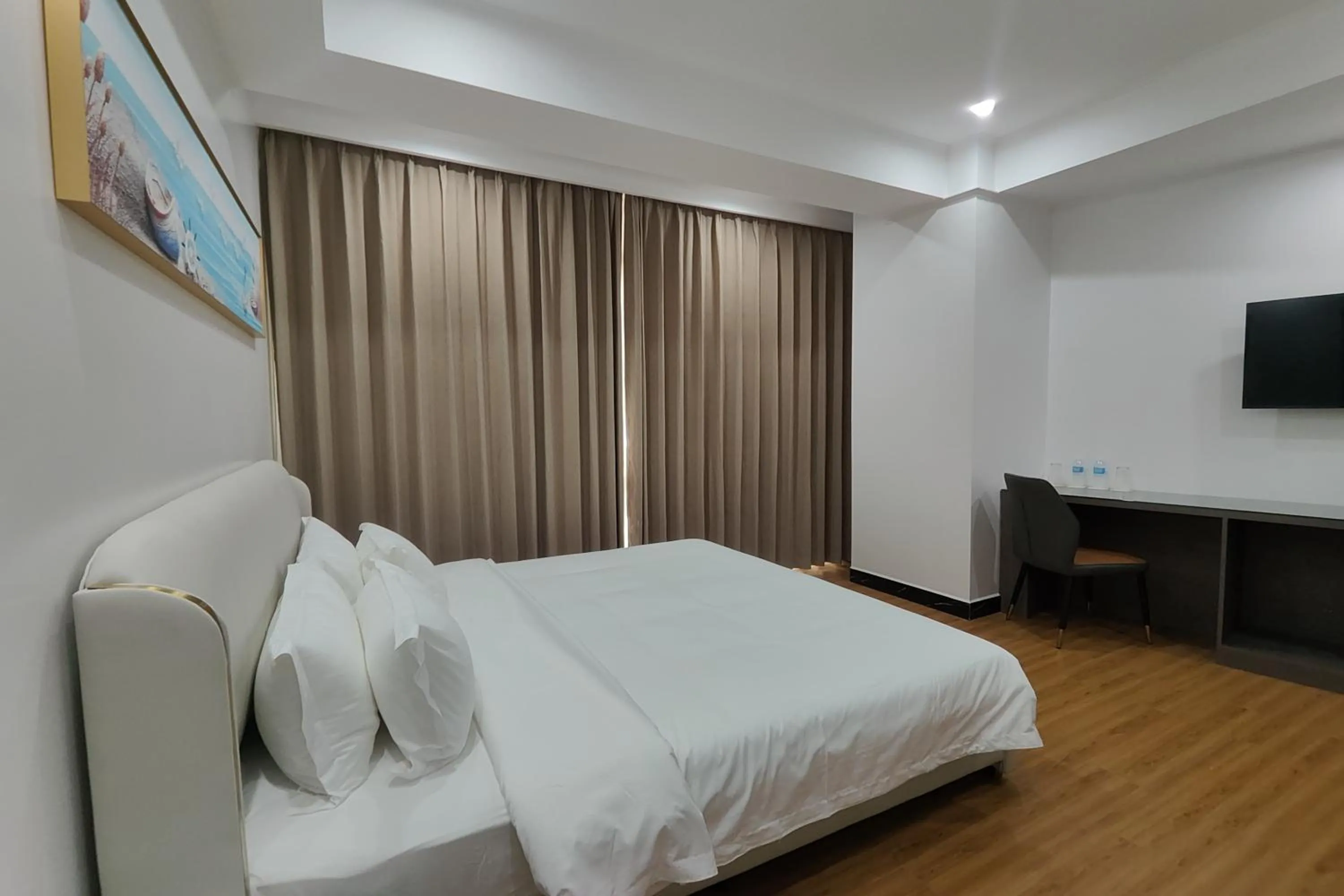 Bedroom, Bed in Mactan Grand Golden Hotel near Airport