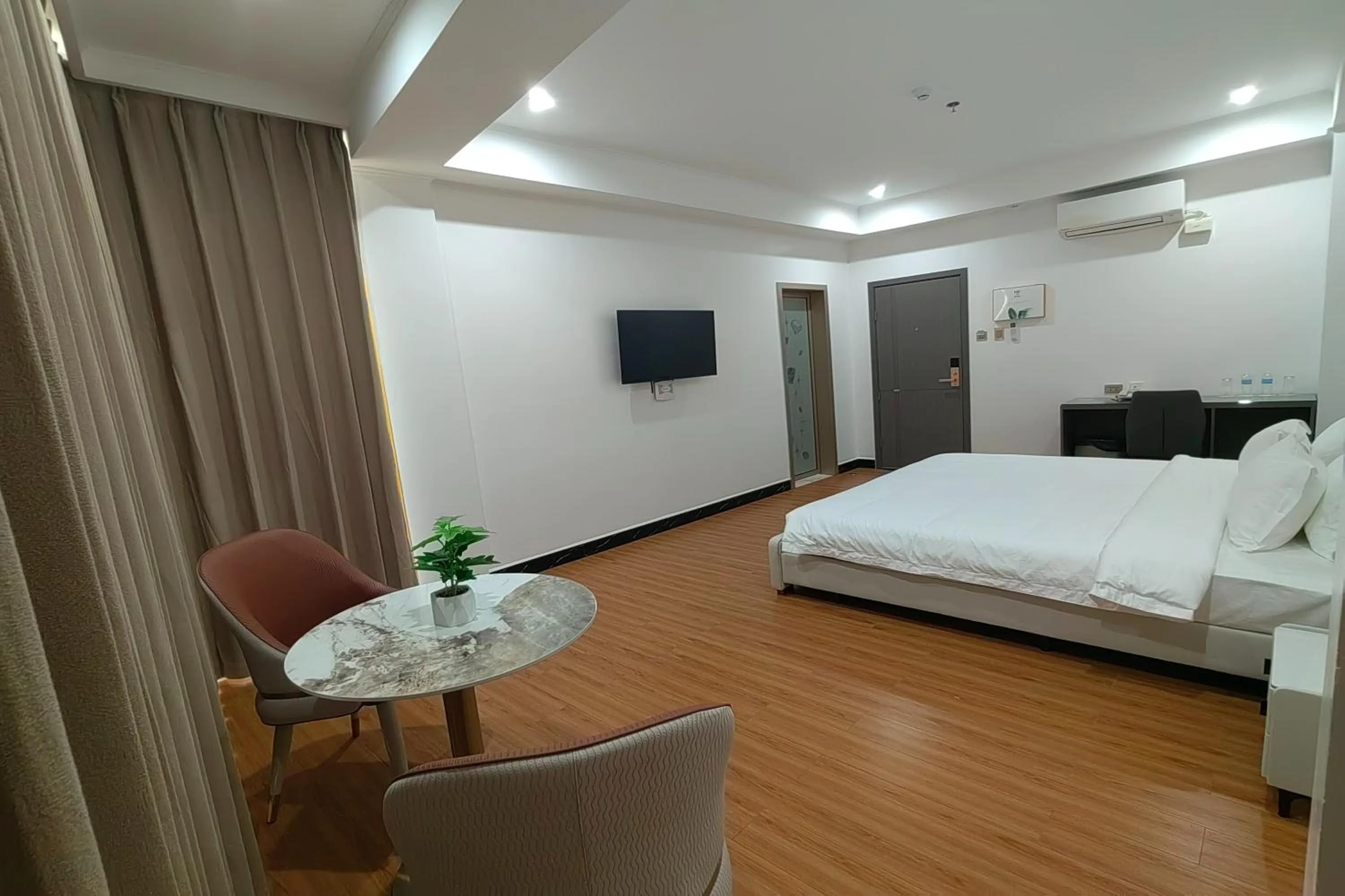 Bedroom, Bed in Mactan Grand Golden Hotel near Airport