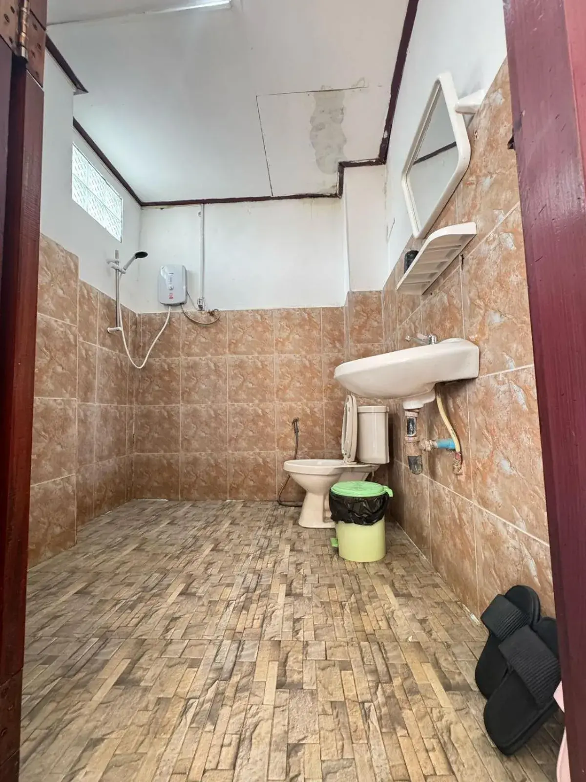 Basic Triple Room with Shared Bathroom in Vang Vieng Green Central Hotel Basic Triple Room with Shared Bathroom in Vang Vieng Green Central Hotel