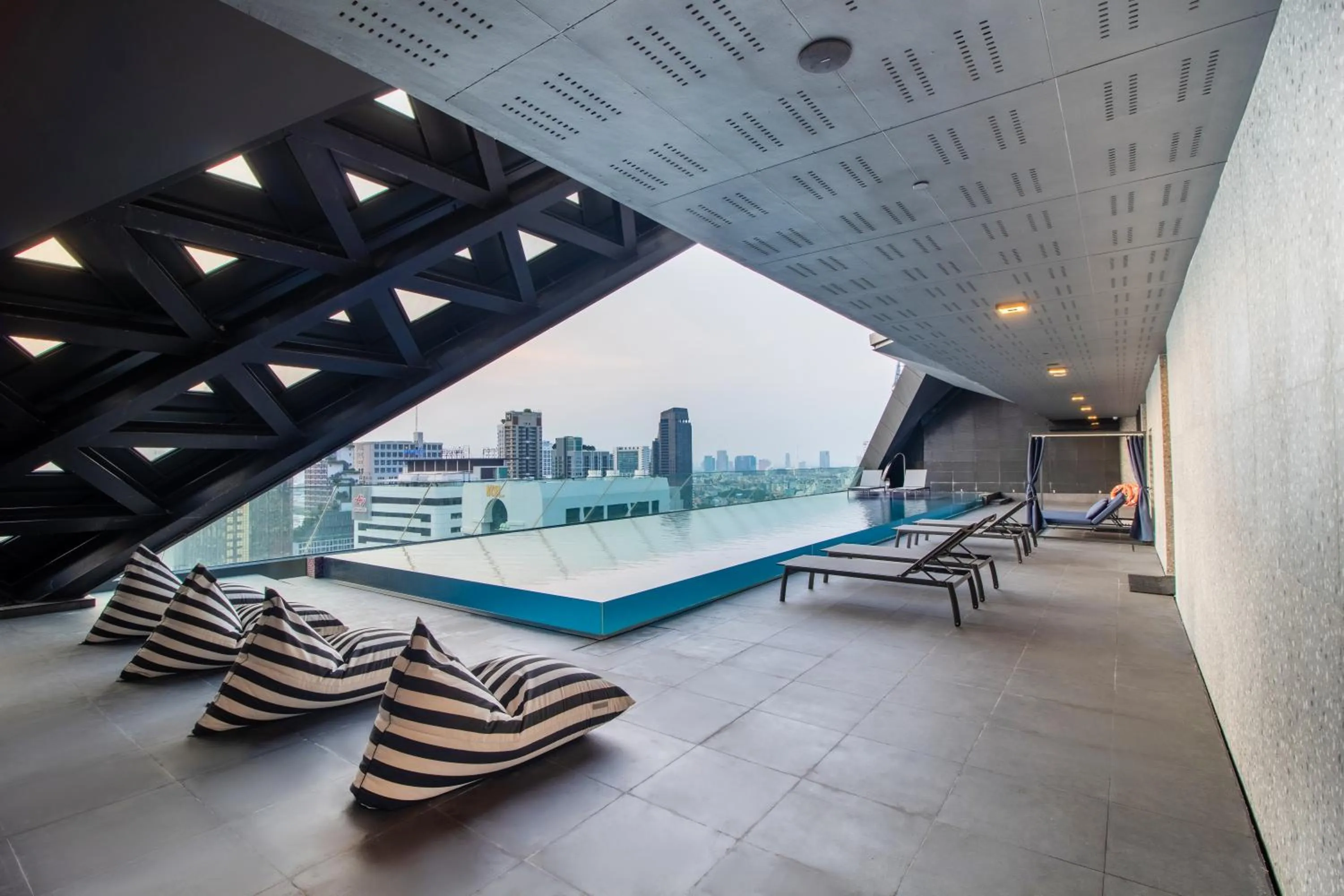 Swimming pool in Queensland Hotel Bangkok