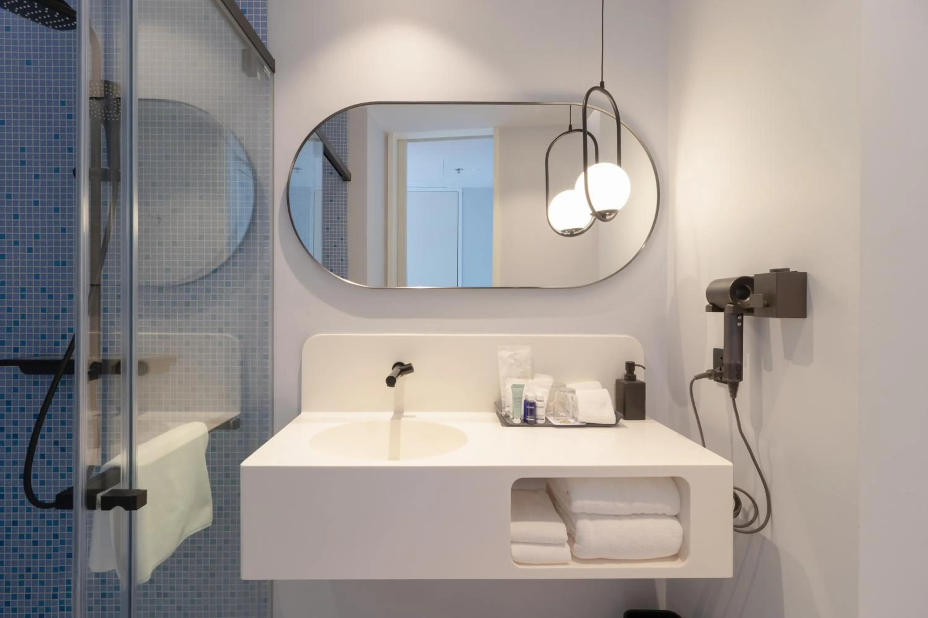 Shower in Queensland Hotel Bangkok