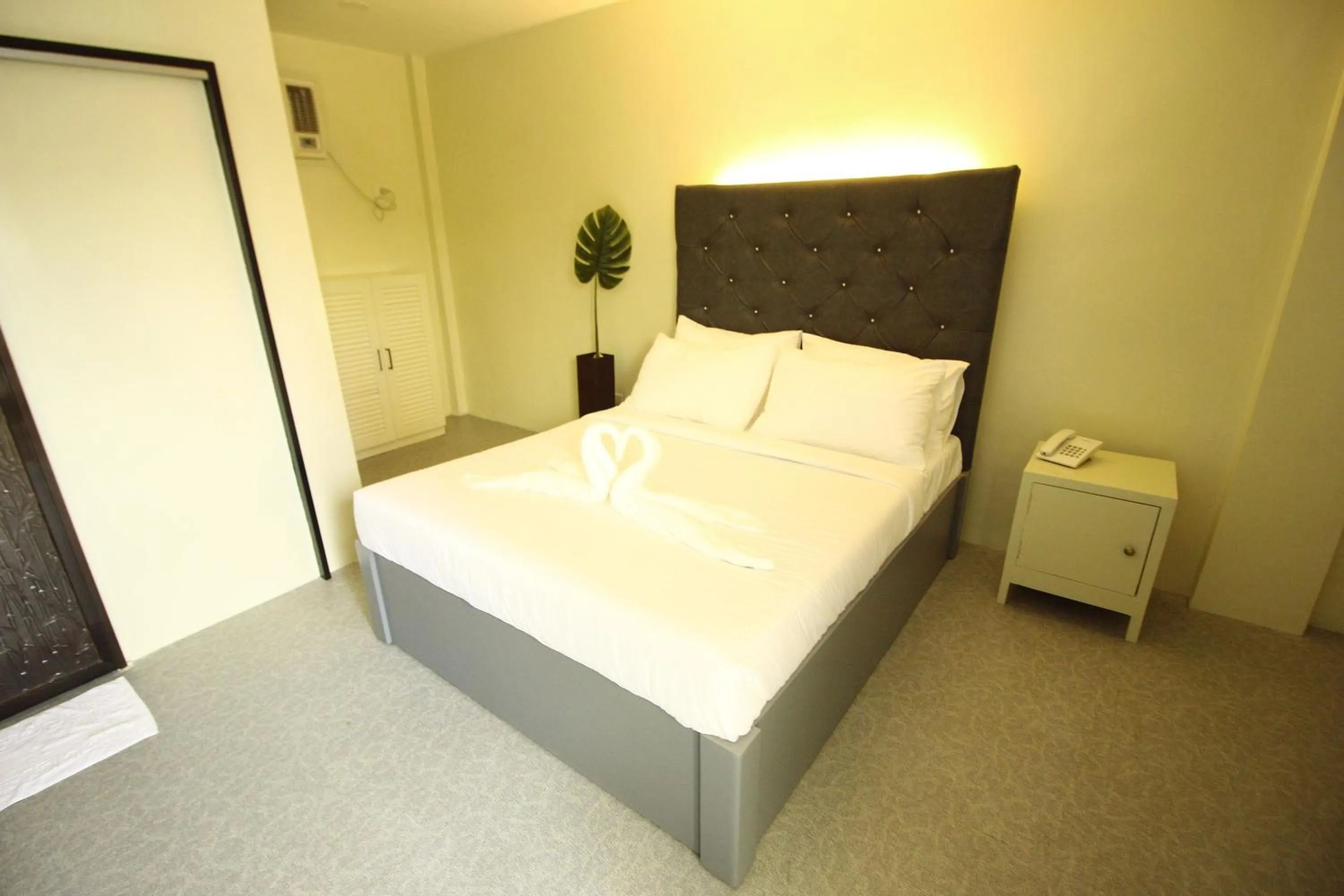 Bedroom, Bed in The Paragon Hotel and Restaurant