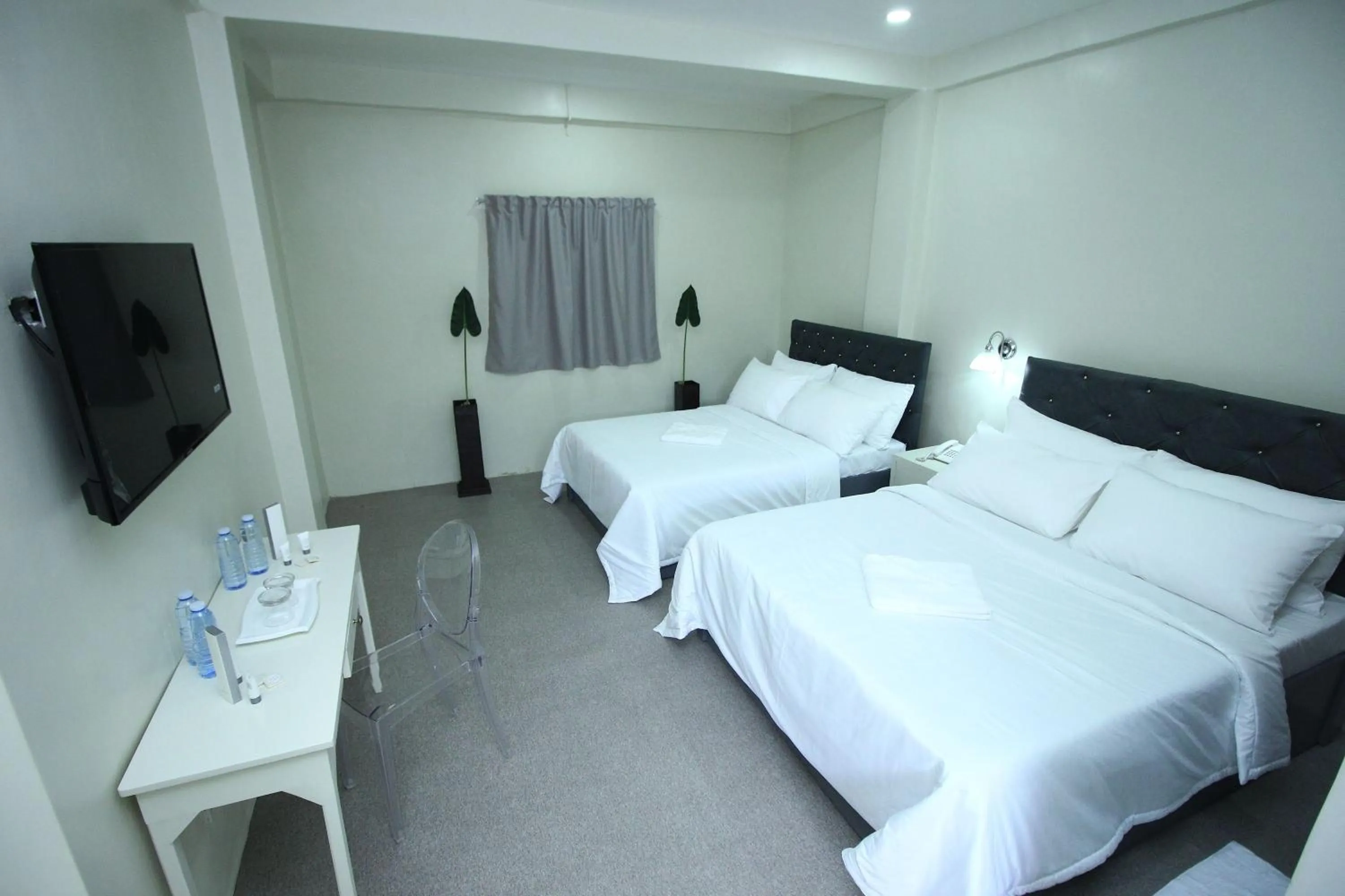 Bed in The Paragon Hotel and Restaurant