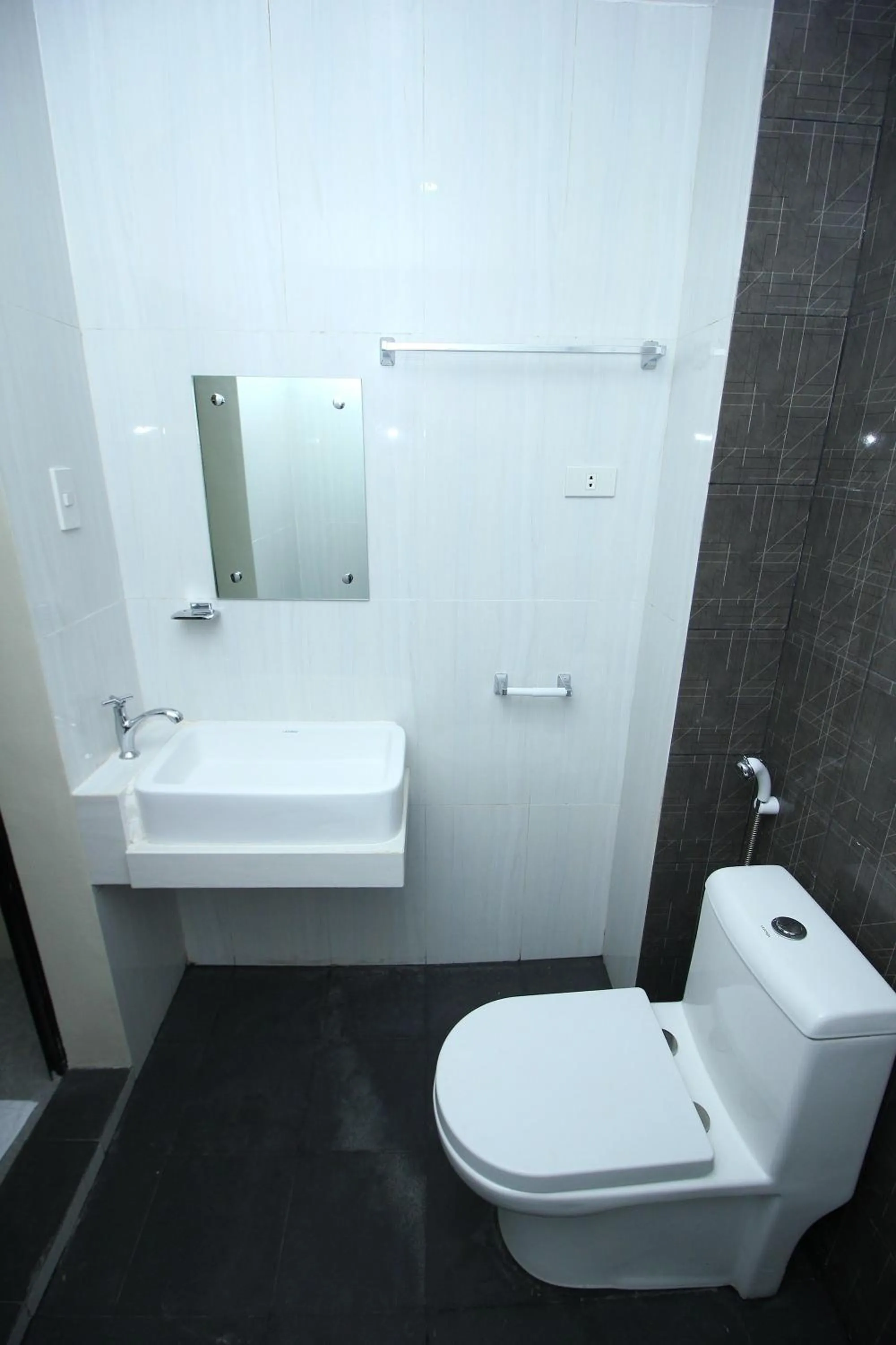 Shower in The Paragon Hotel and Restaurant