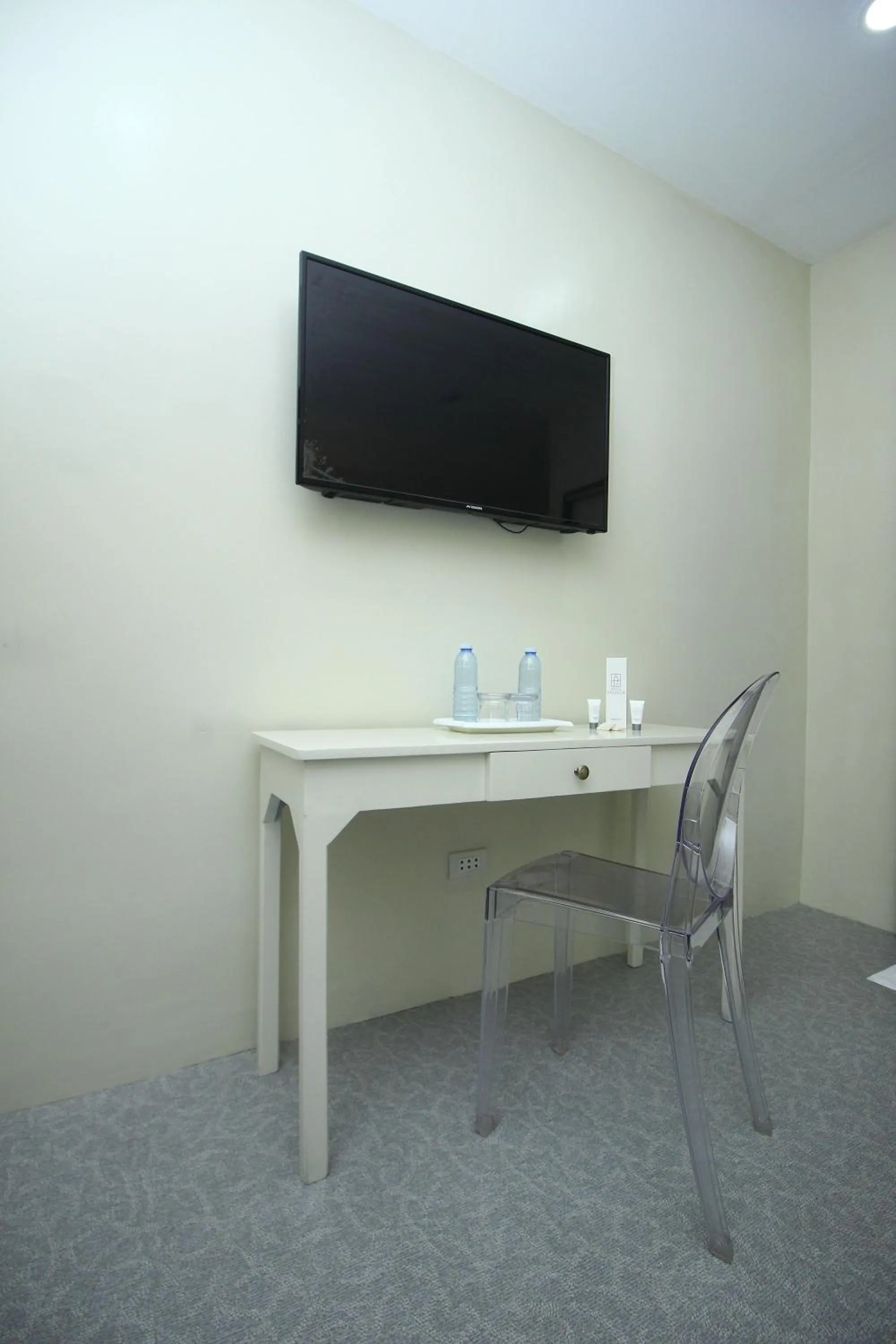 TV and multimedia in The Paragon Hotel and Restaurant