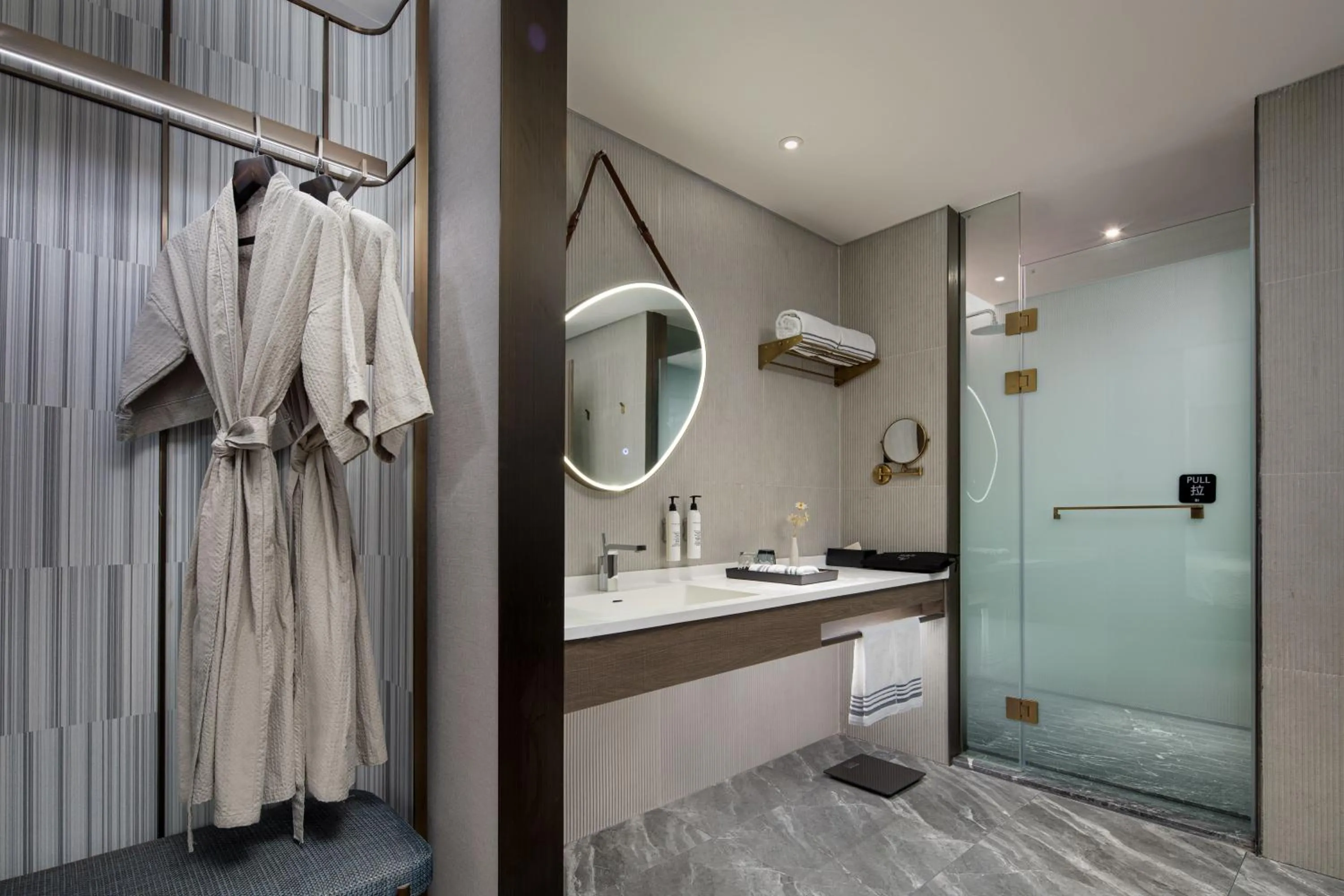 Shower in Wanda Moments, Suzhou Science and Technology Town