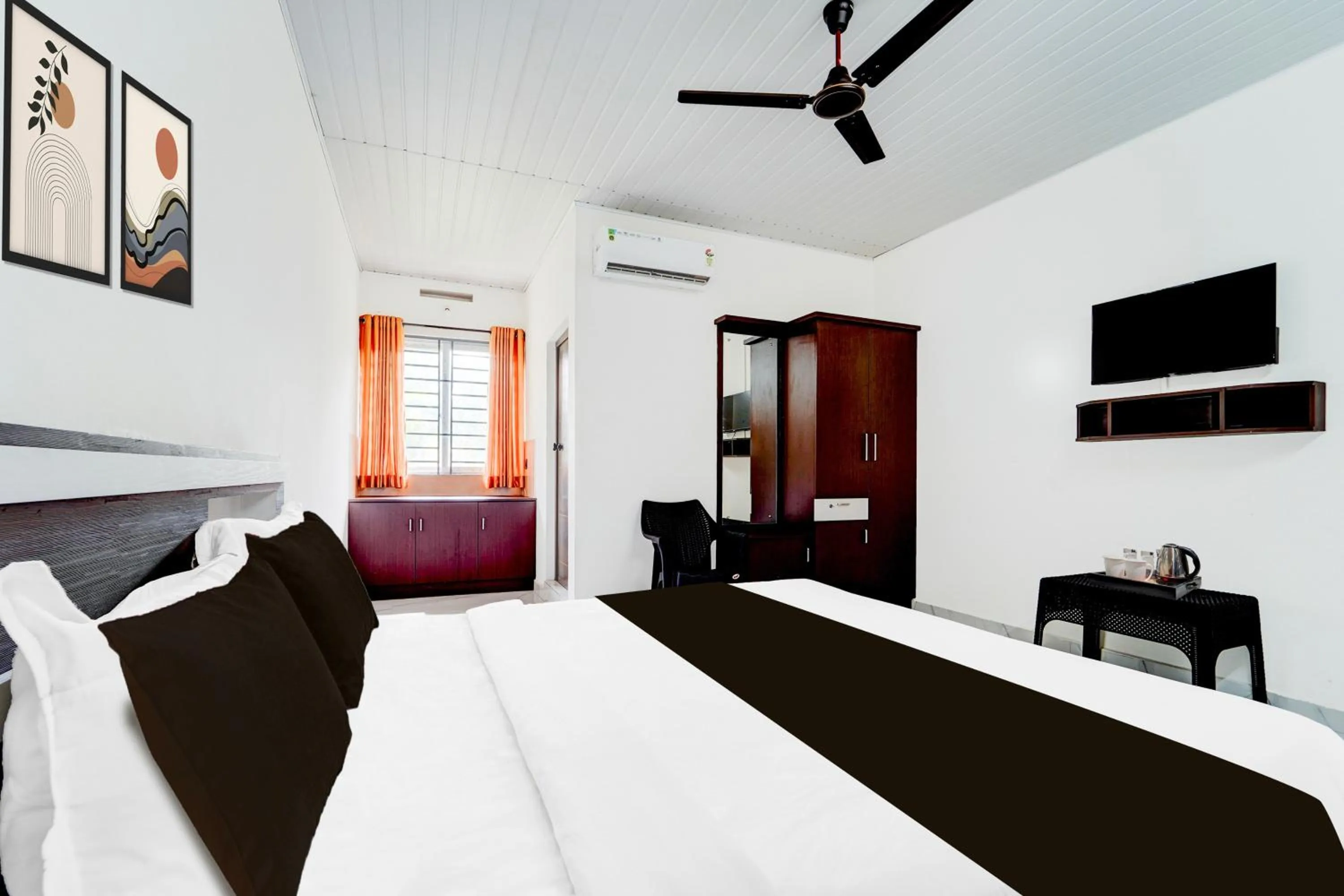Bedroom, Bed in Super Hotel O North Kalamassery