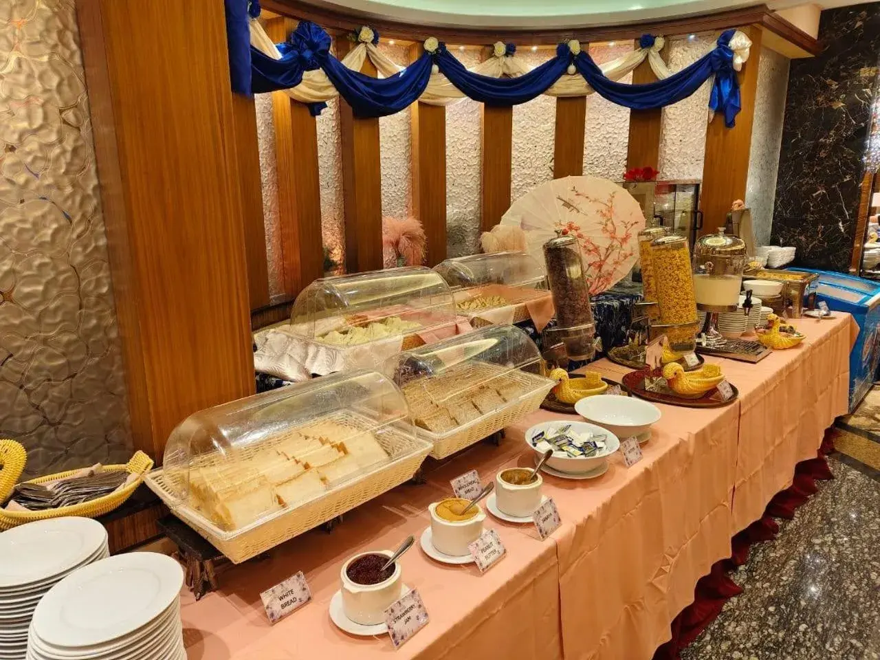 Restaurant/places to eat in NU Hotel Restaurant/places to eat in NU Hotel