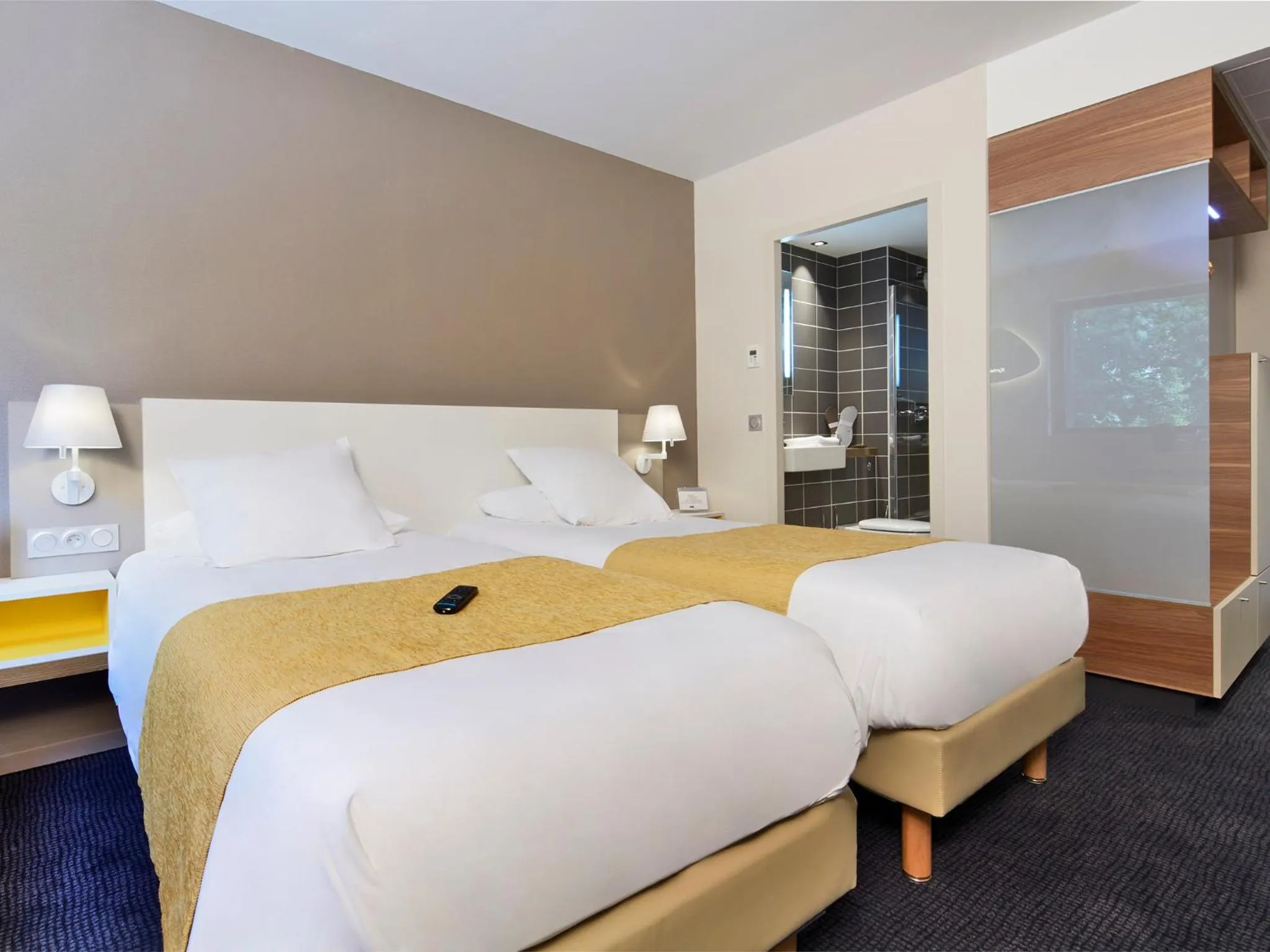 Bedroom, Bed in Kyriad Prestige Pau – Palais des Sports