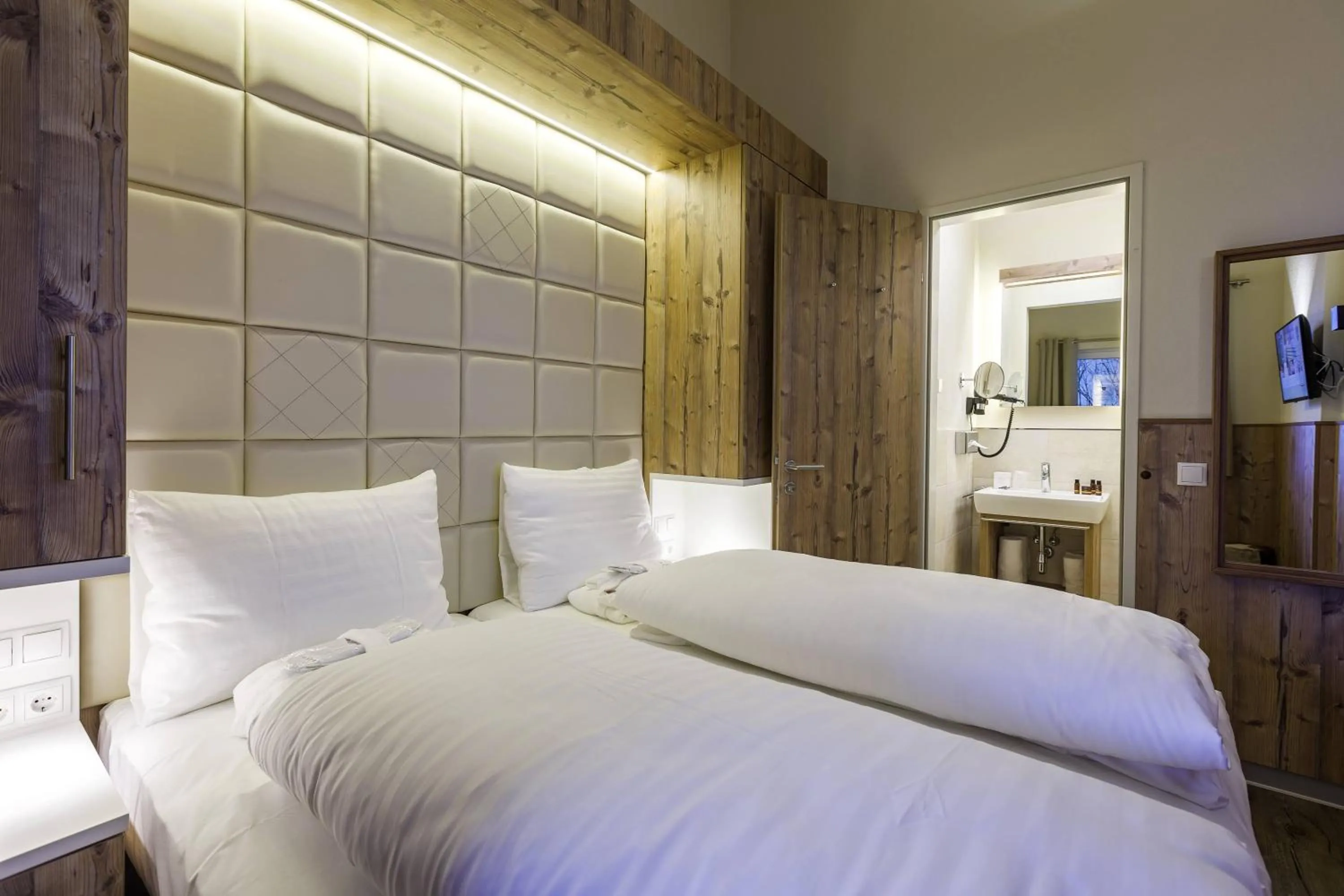 Bedroom, Bed in AvenidA Mountain Lodges Saalbach