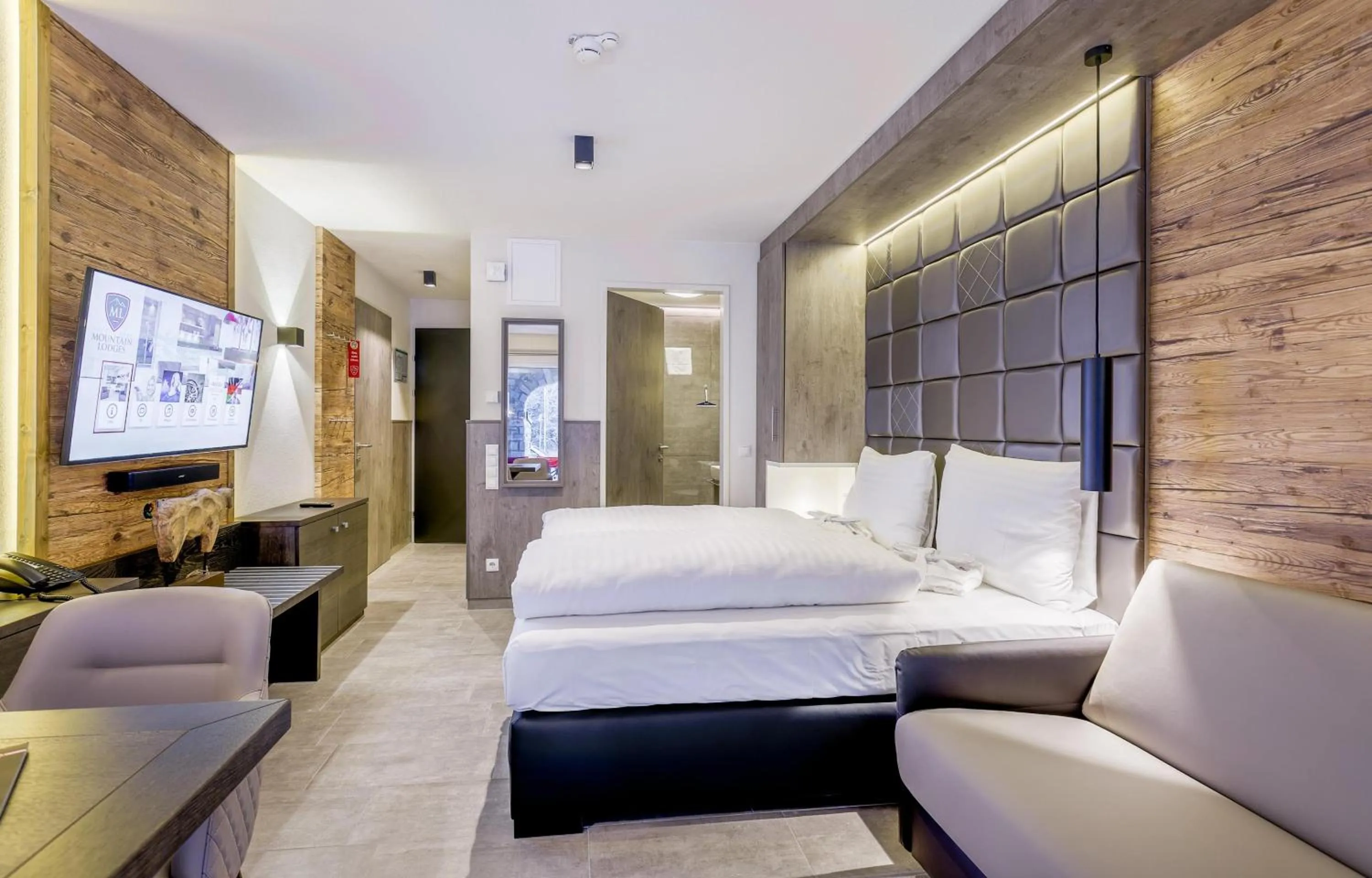 Photo of the whole room, Bed in AvenidA Mountain Lodges Saalbach