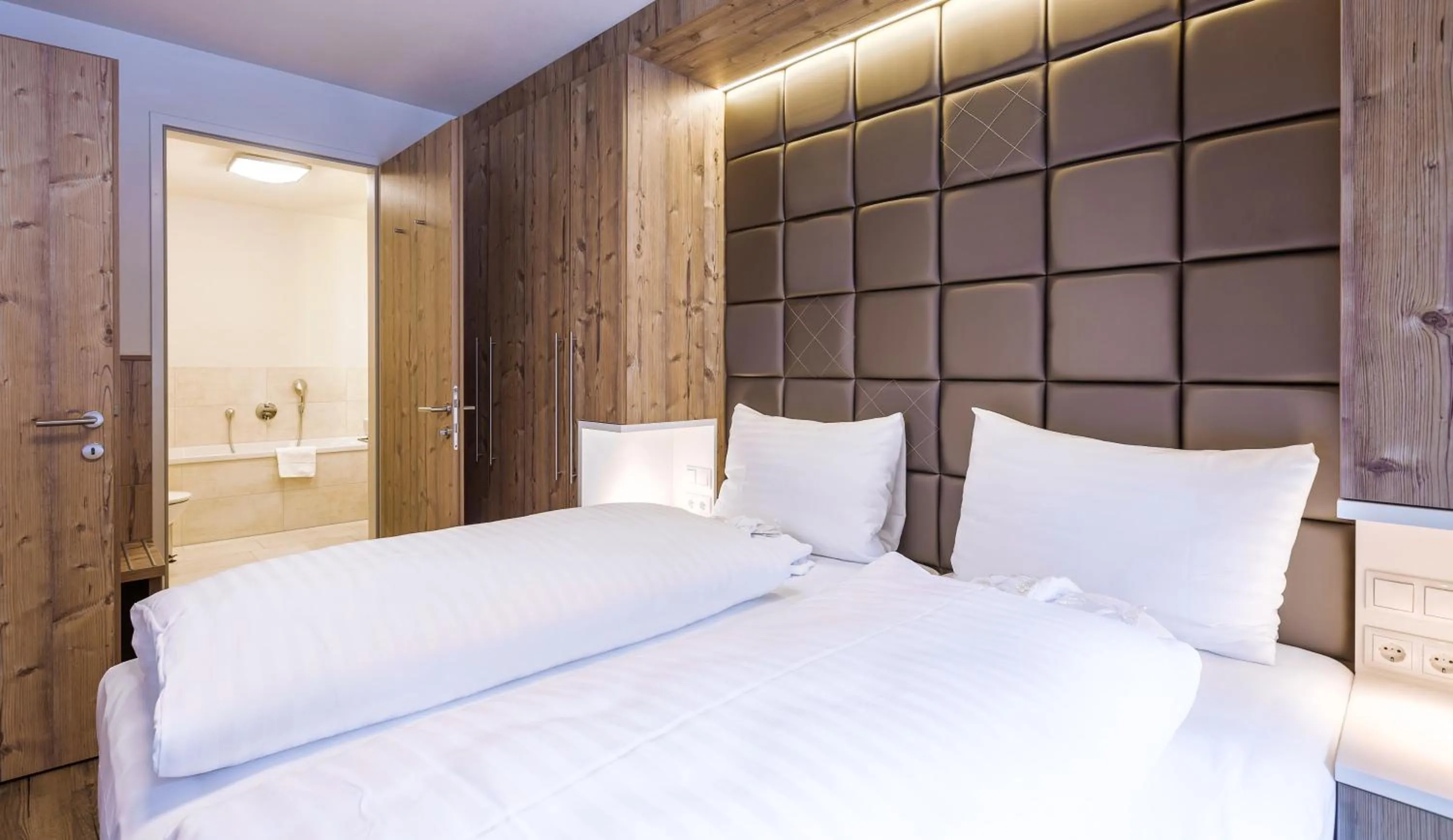 Photo of the whole room, Bed in AvenidA Mountain Lodges Saalbach