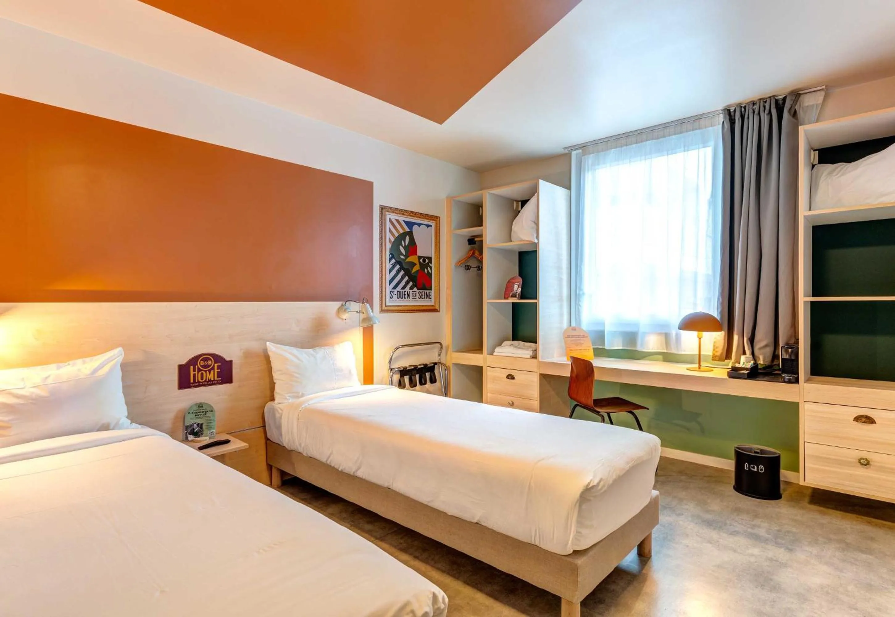 Bed in B&B HOME Paris Mairie de Saint-Ouen