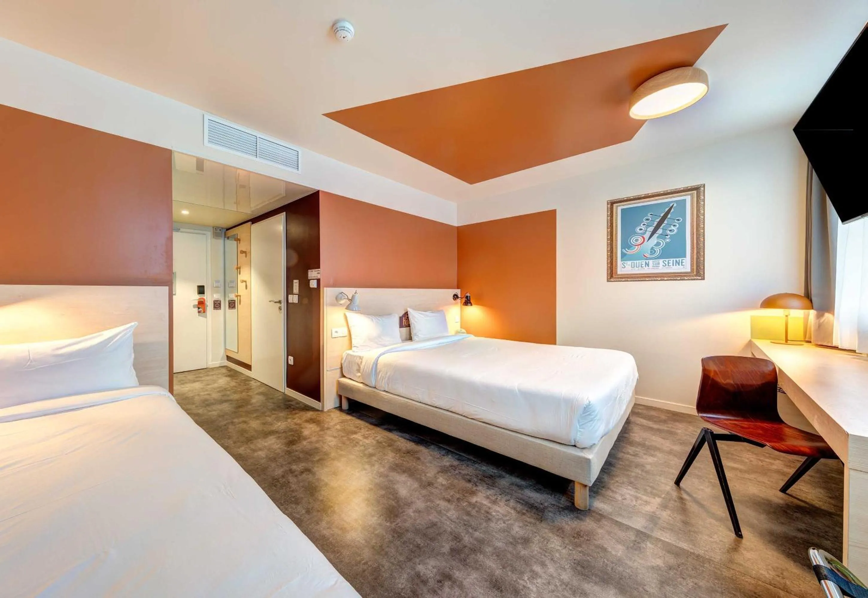 Bed in B&B HOME Paris Mairie de Saint-Ouen