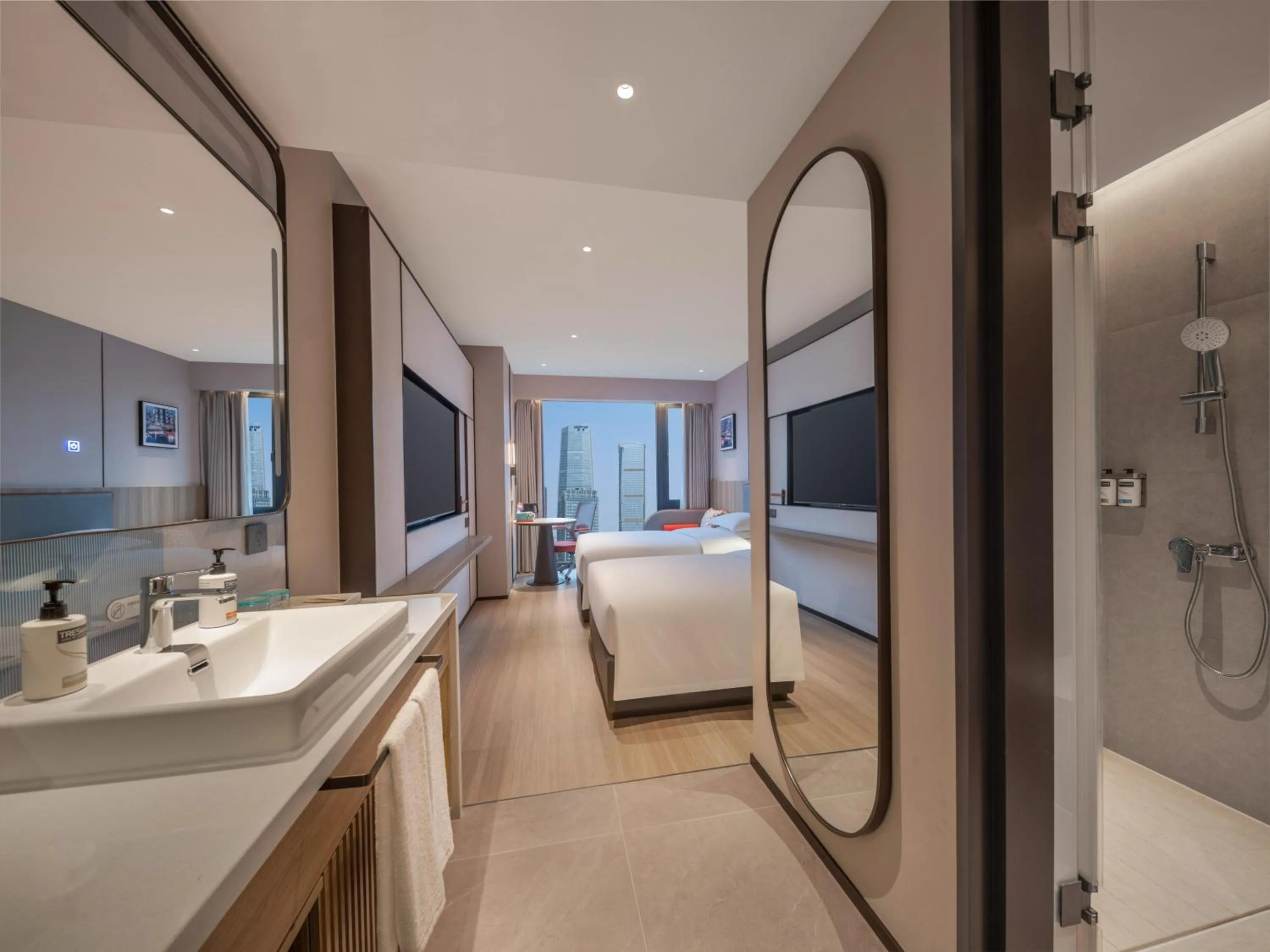 Photo of the whole room, Bed in Holiday Inn Express Chongqing Central Park by IHG