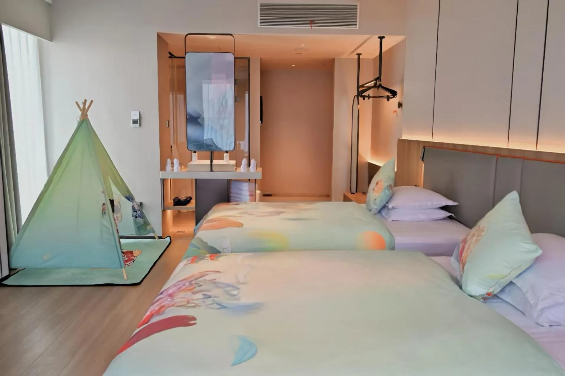 Photo of the whole room, Bed in Holiday Inn Express Chongqing Central Park by IHG