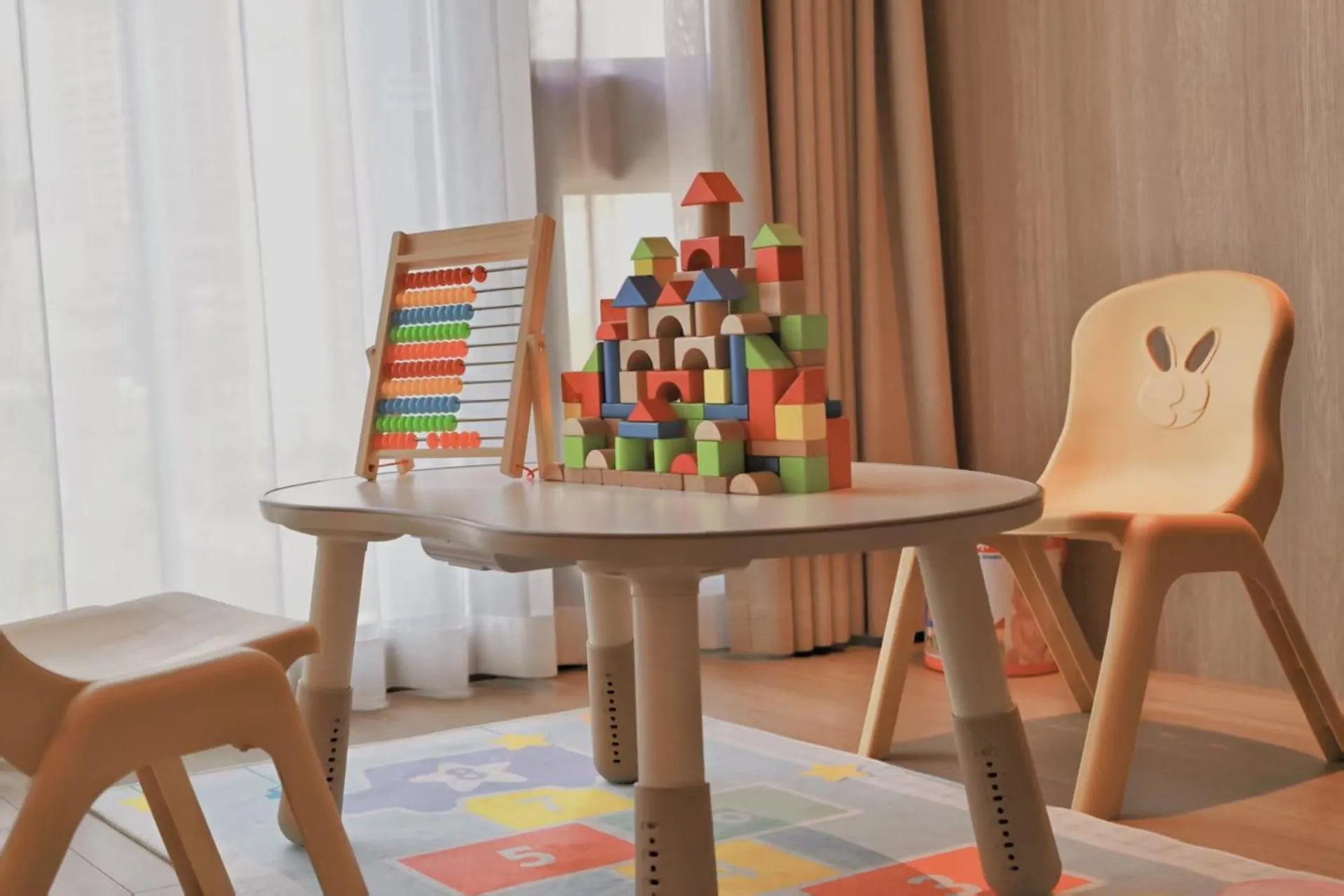 Dining area in Holiday Inn Express Chongqing Central Park by IHG