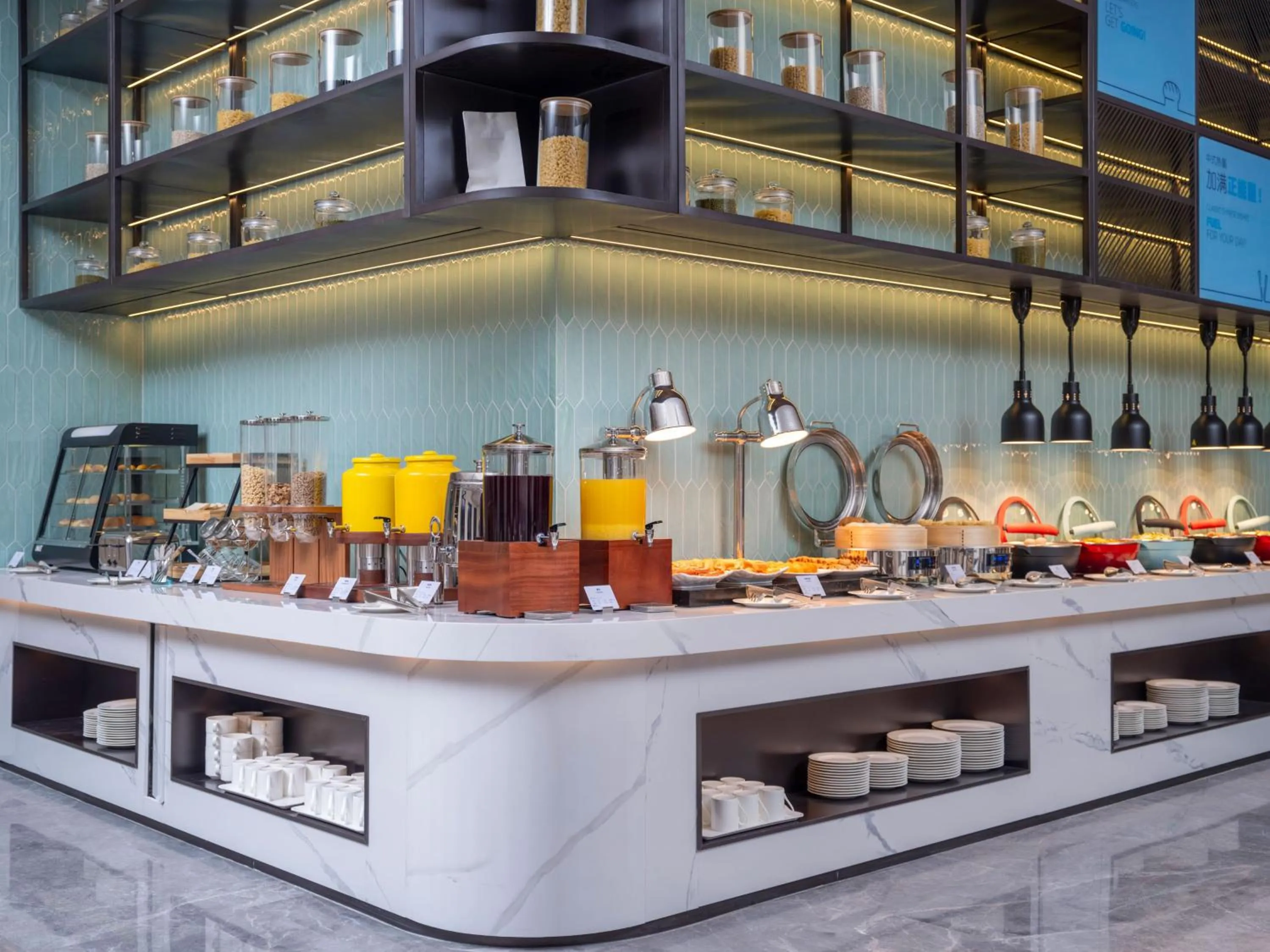 Restaurant/places to eat in Holiday Inn Express Chongqing Central Park by IHG