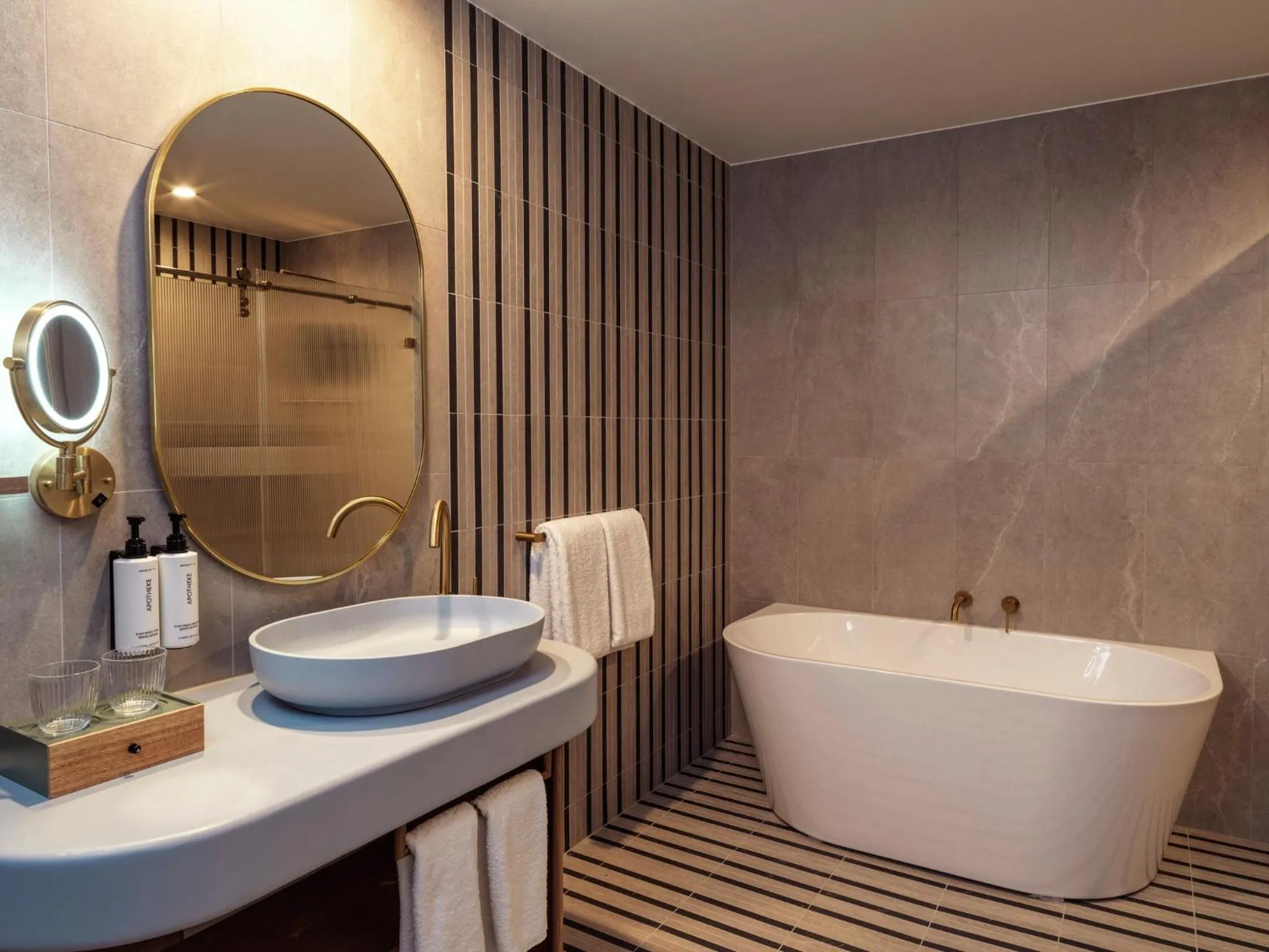 Photo of the whole room in voco Gosford by IHG