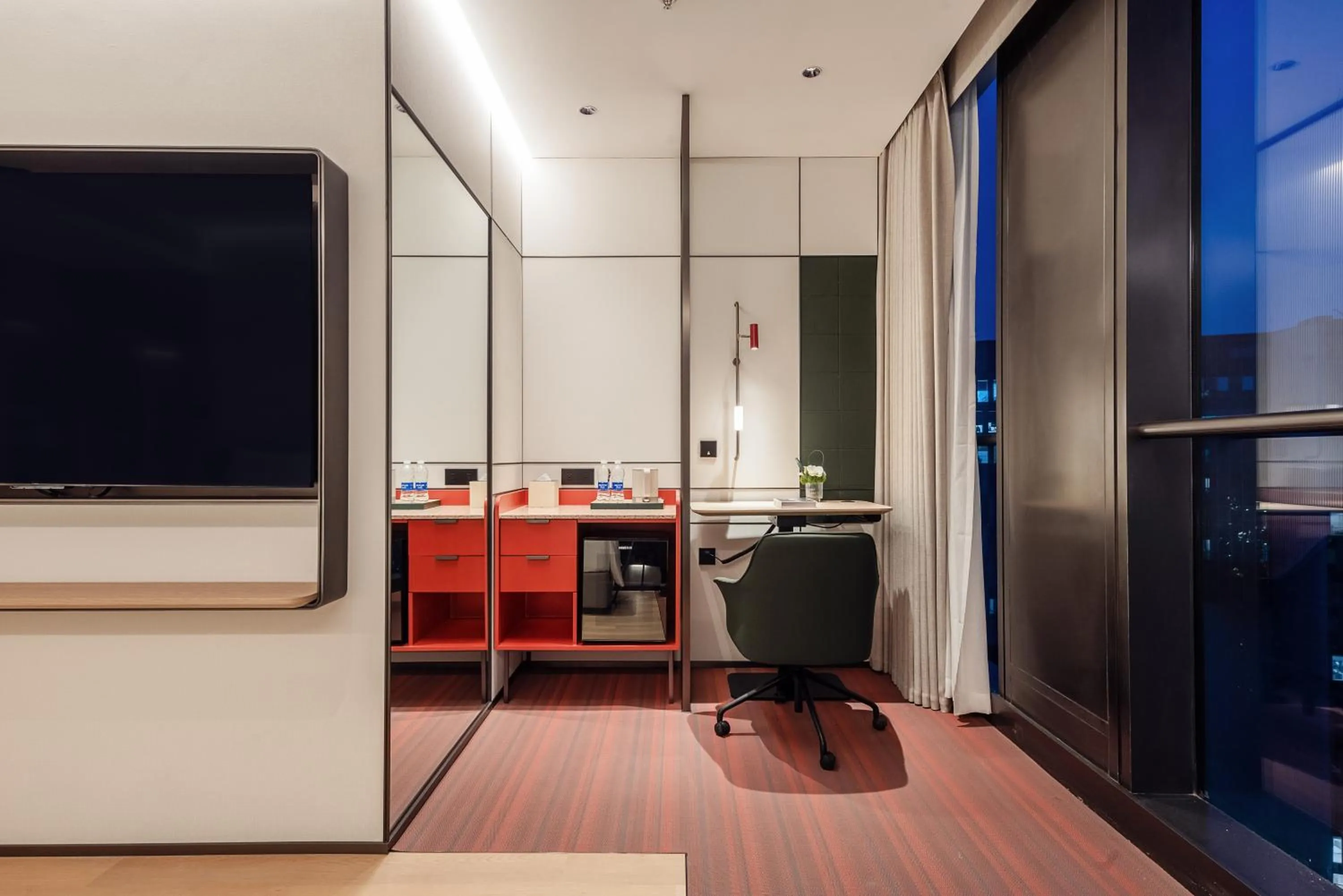 TV and multimedia in EVEN Hotel Shanghai Jinqiao by IHG