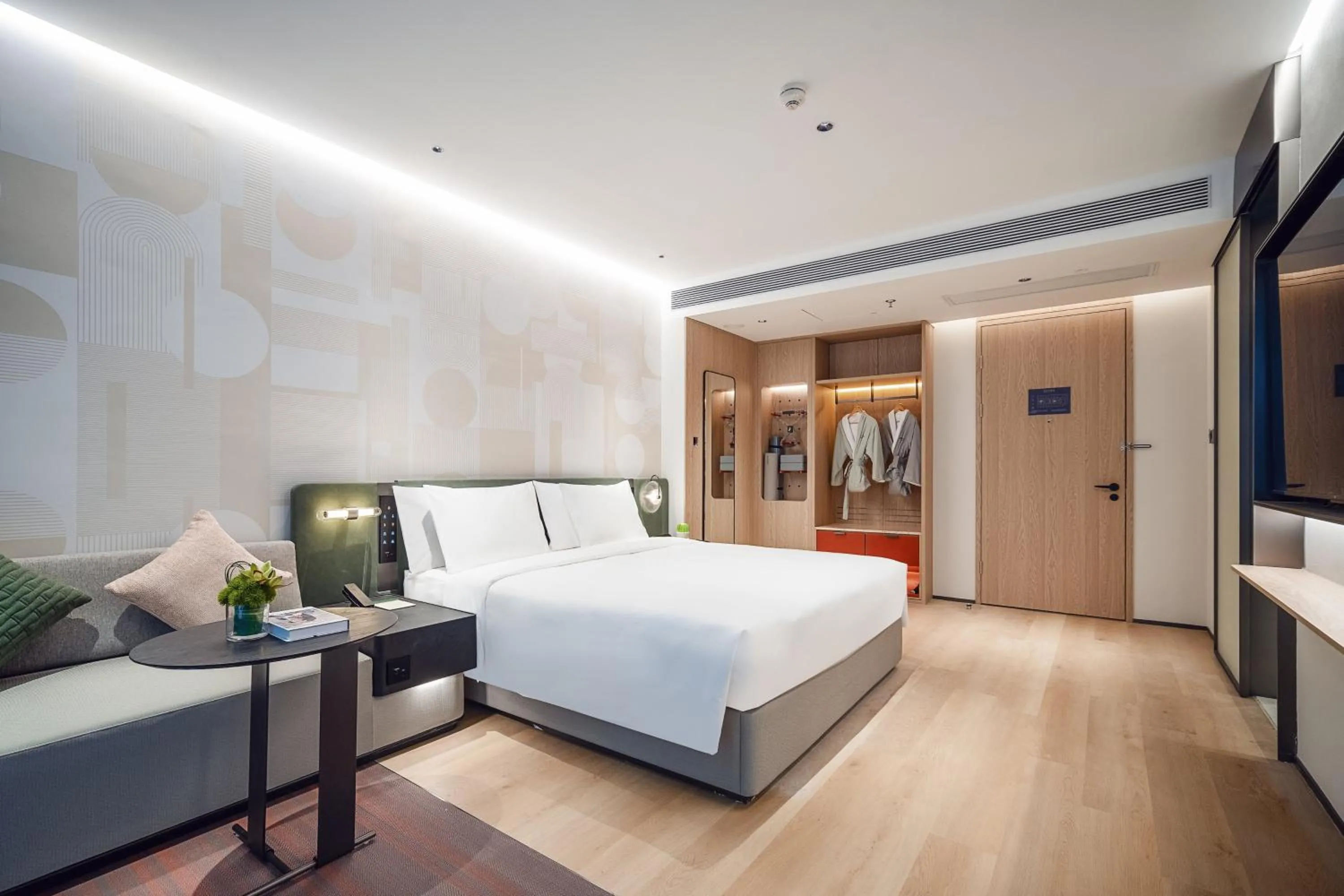 Photo of the whole room, Bed in EVEN Hotel Shanghai Jinqiao by IHG