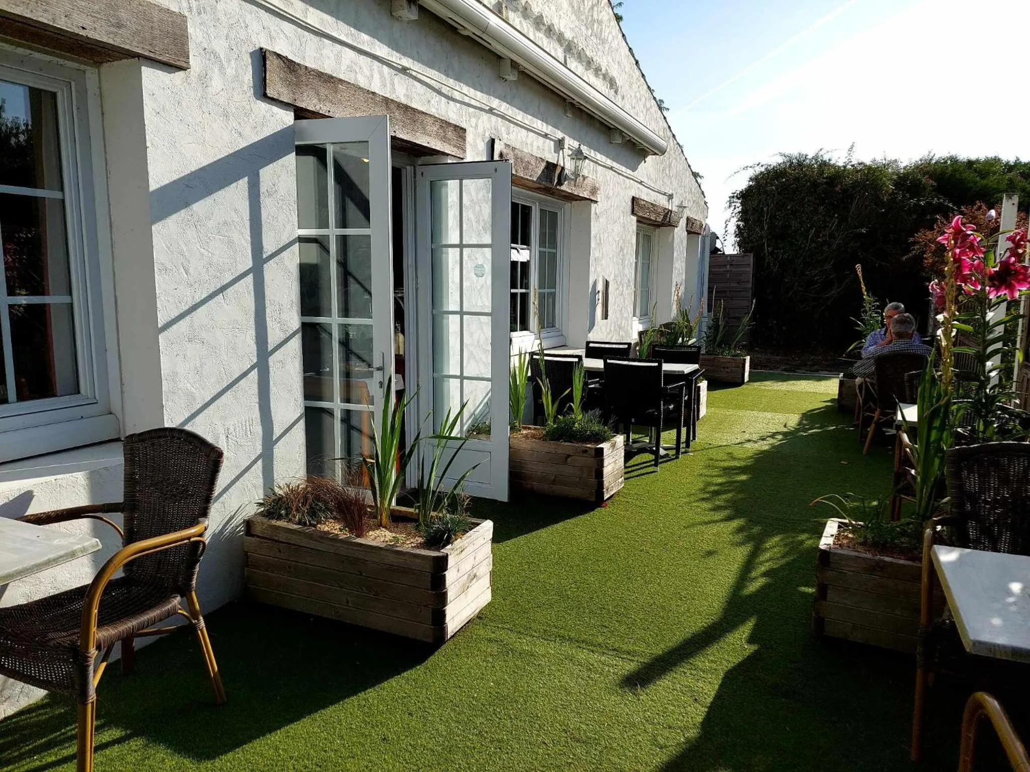 Patio in Le Mareuillais Hotel-Restaurant