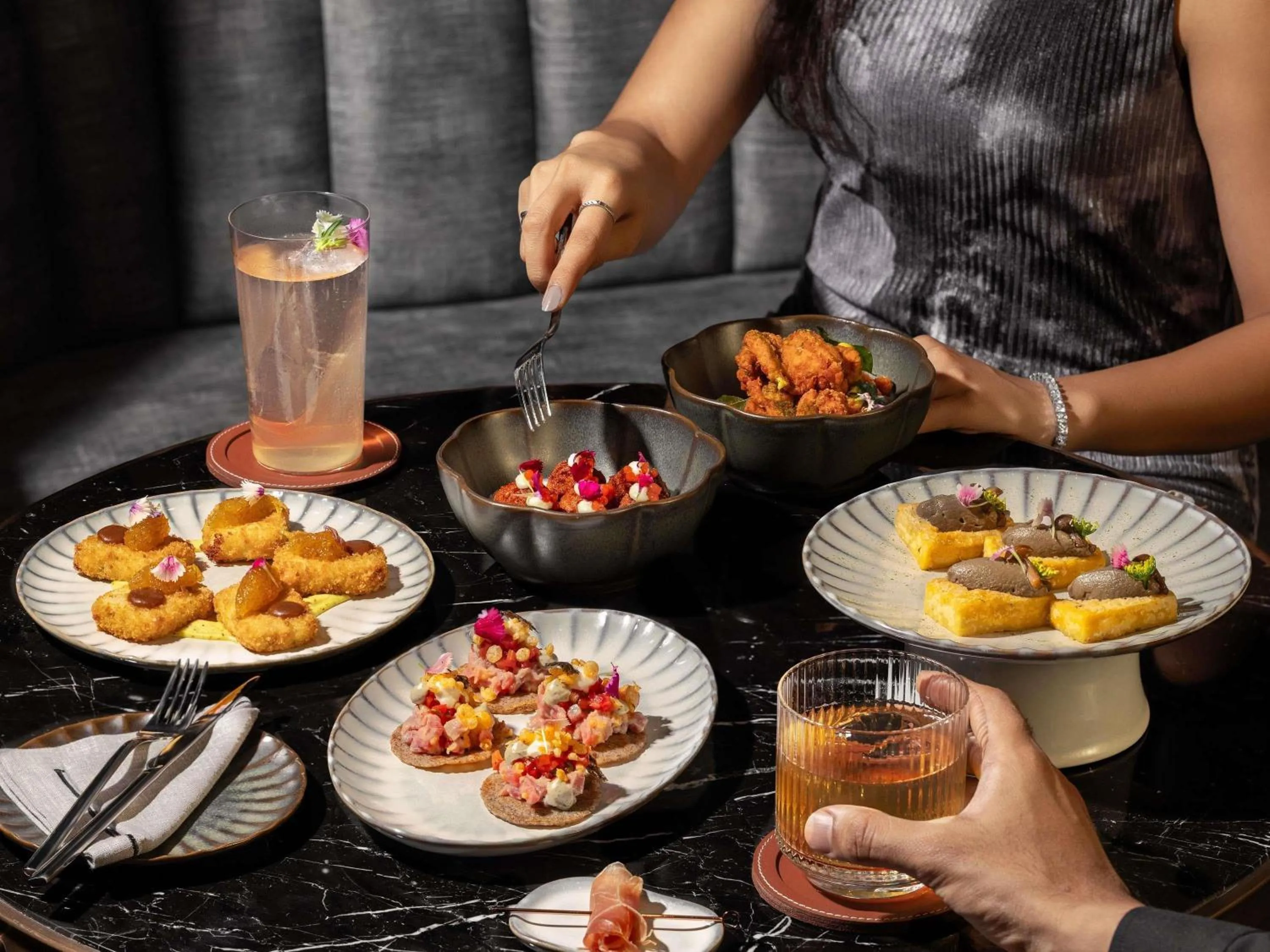 Lounge or bar in Fairmont Mumbai