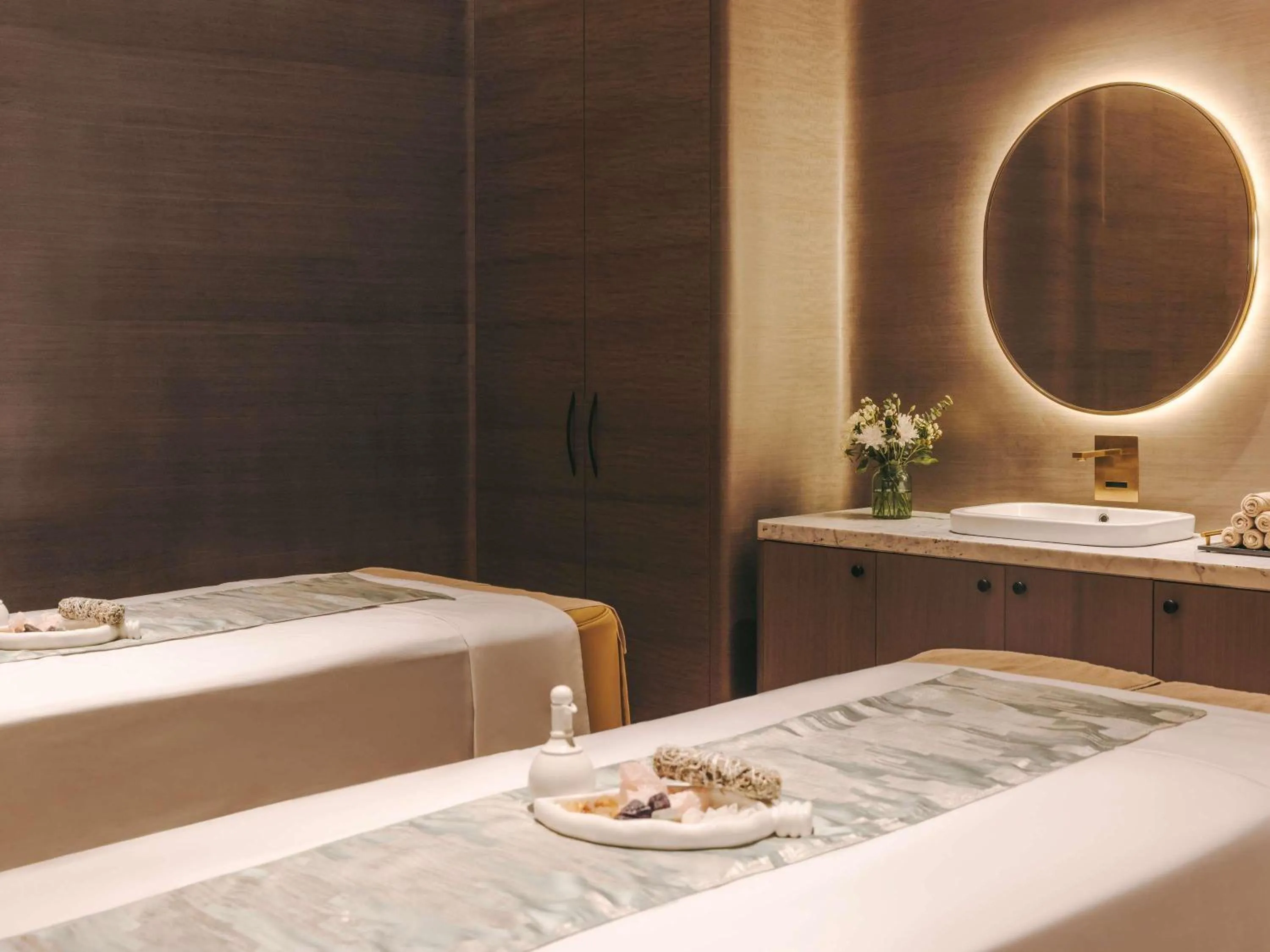 Spa and wellness centre/facilities, Bed in Fairmont Mumbai