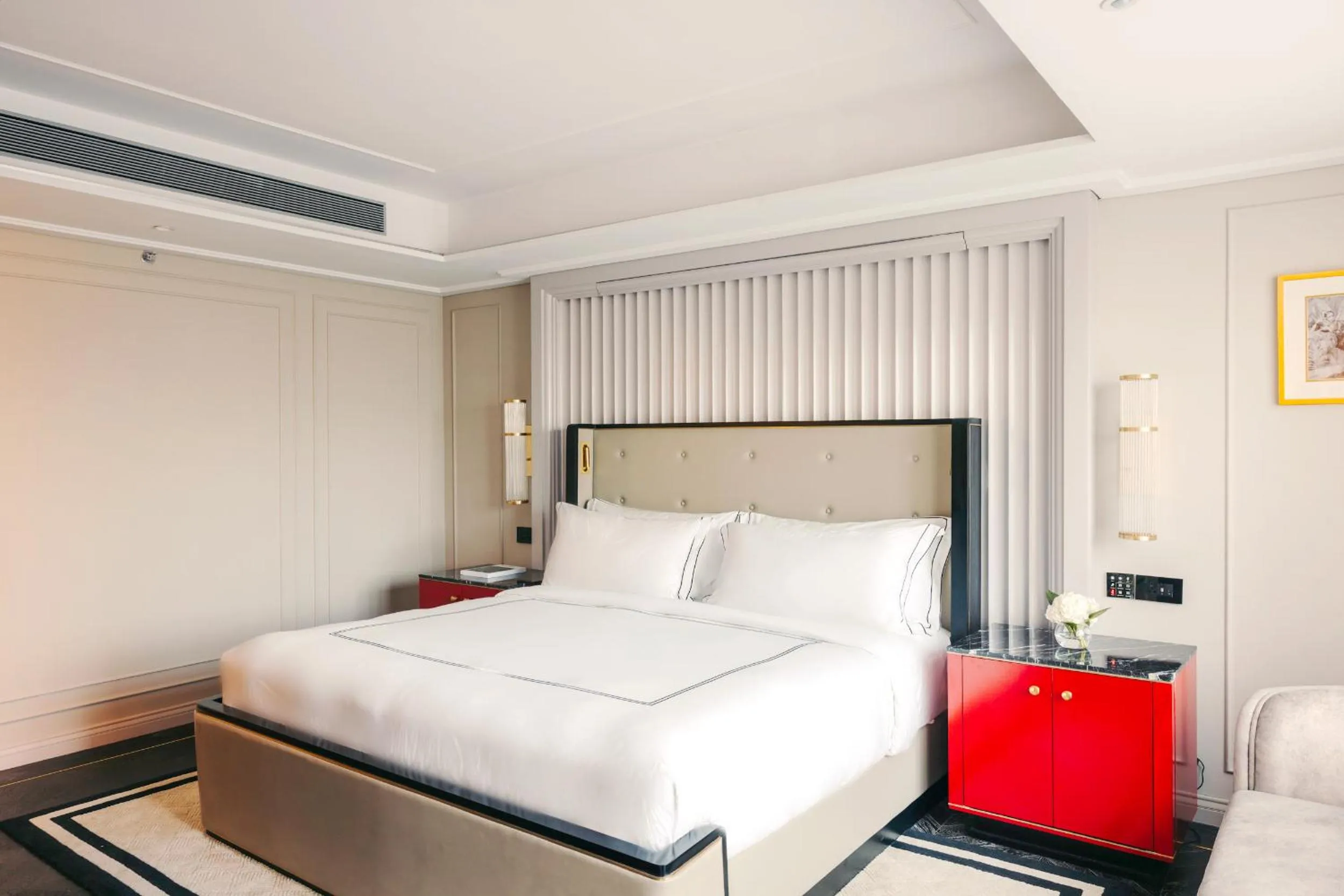 Bed in Fairmont Mumbai