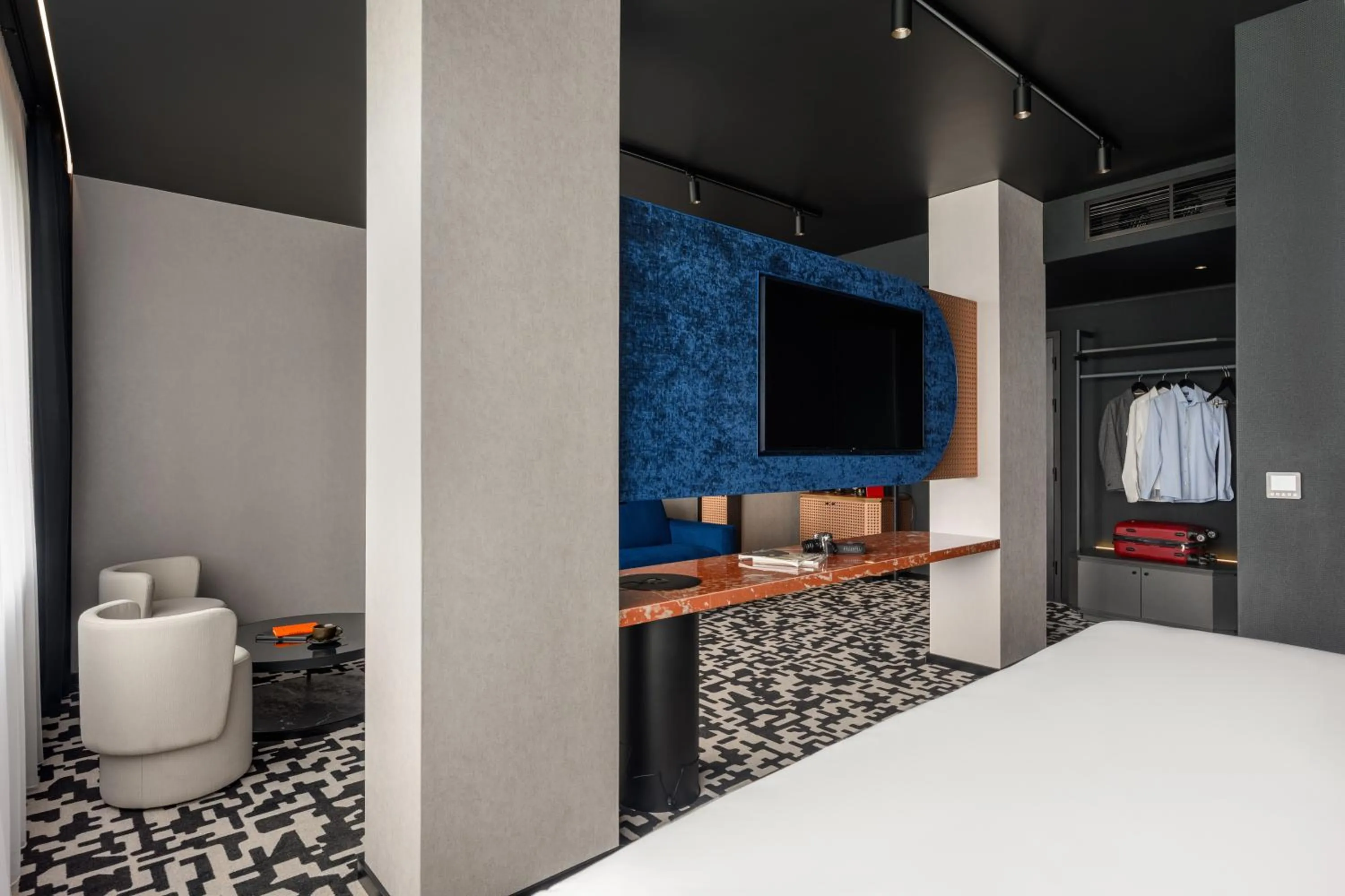 Communal lounge/ TV room, Bed in TRIBE Budapest Airport