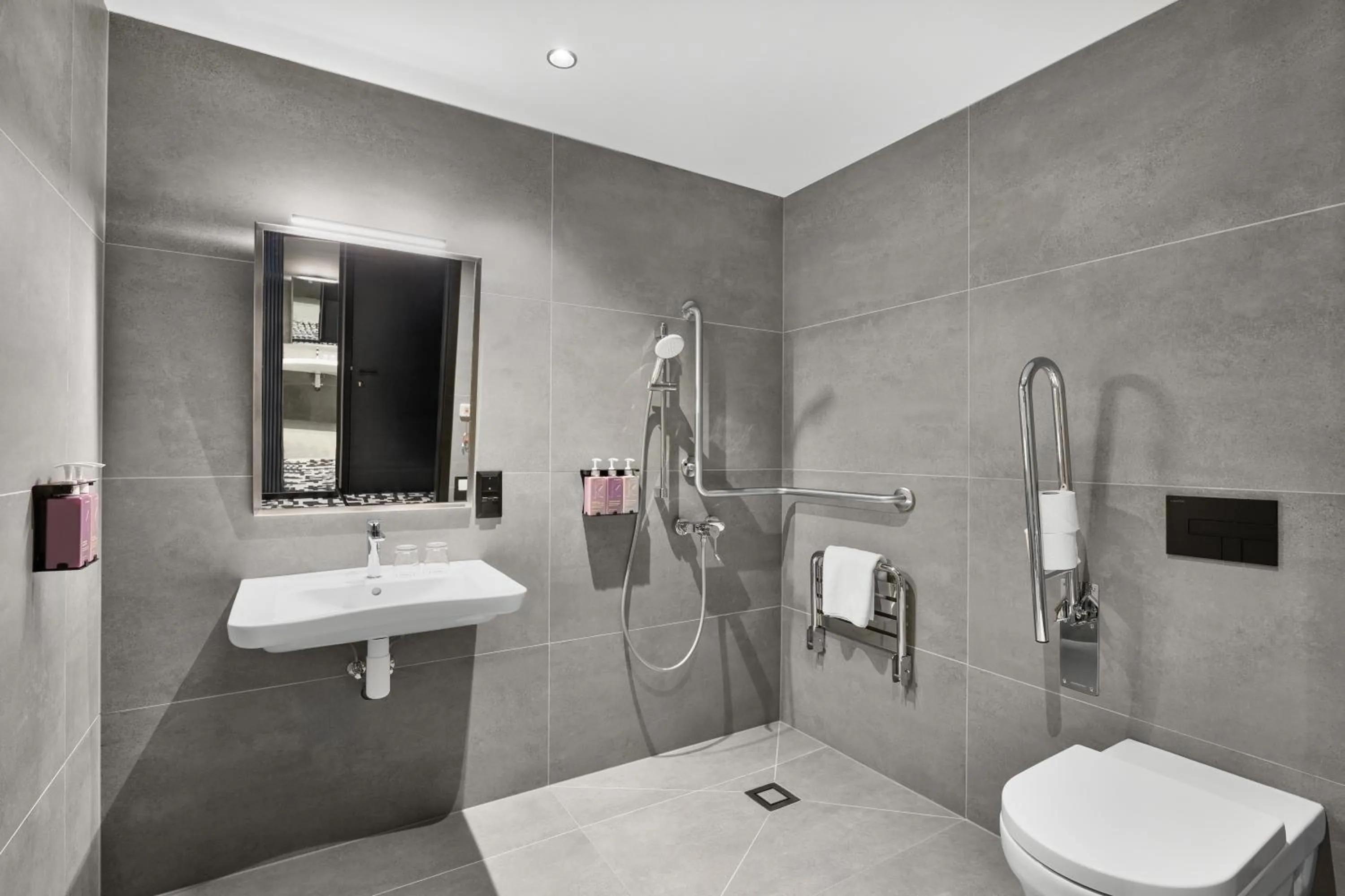 Shower in TRIBE Budapest Airport