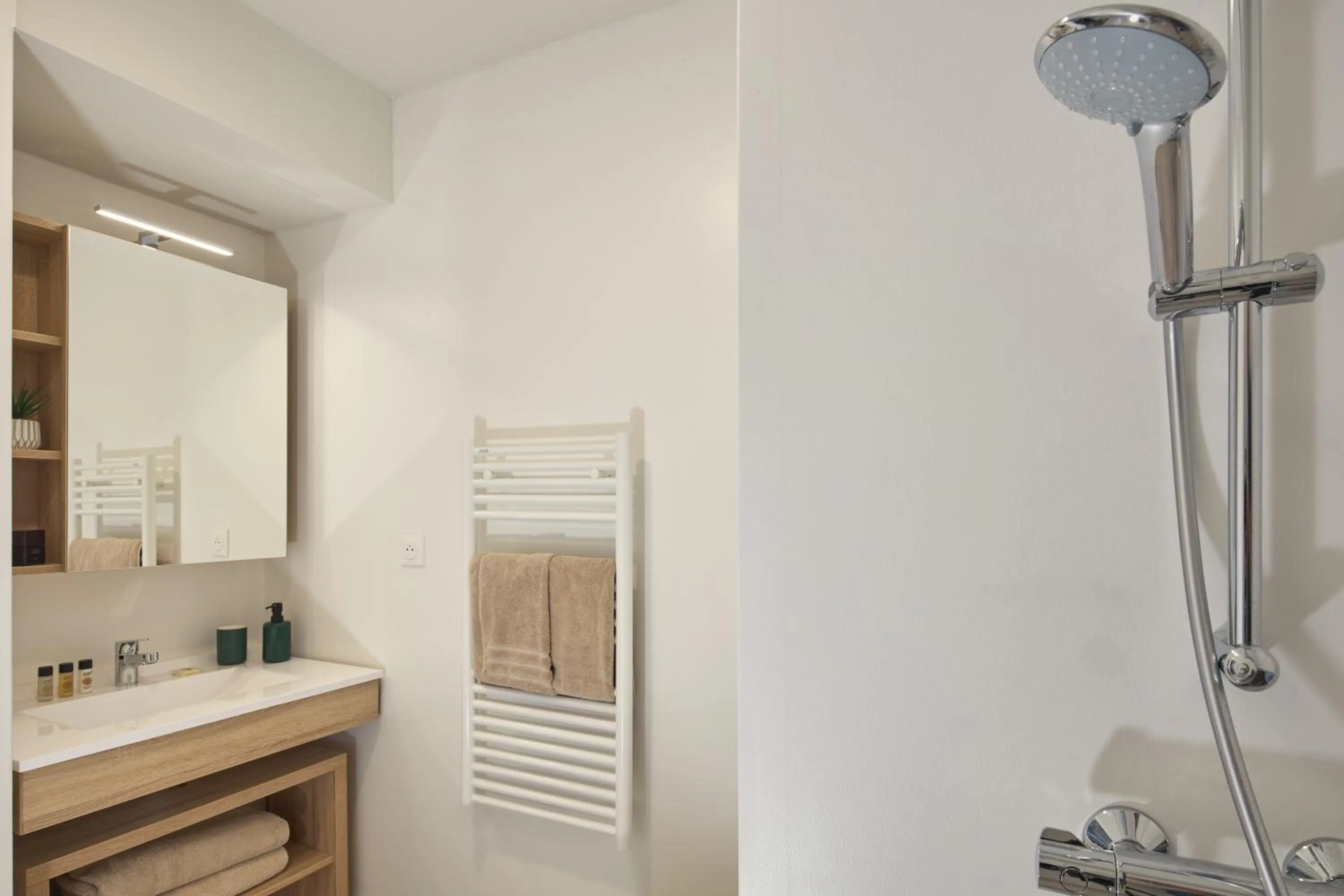 Shower in Zenitude Quality Aparthotel Nancy Centre