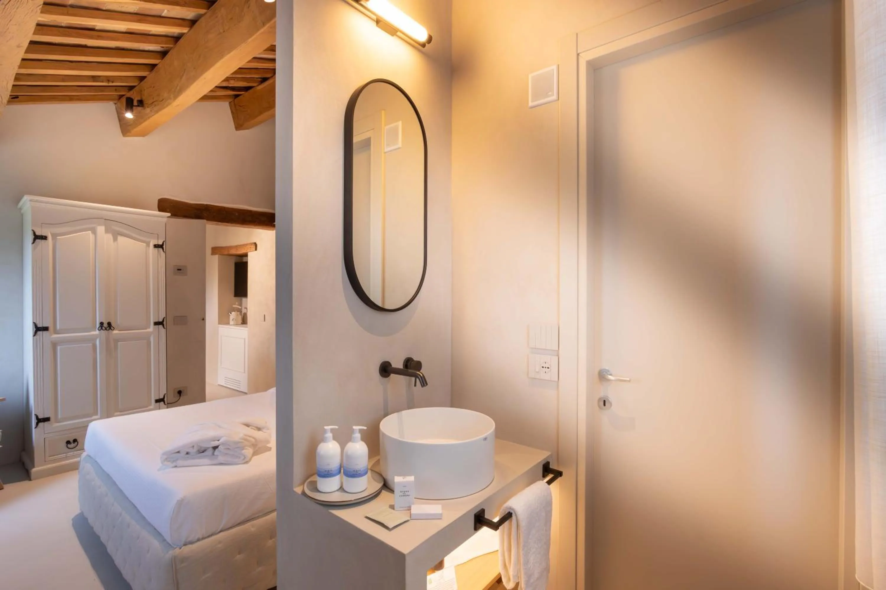 Bathroom, Bed in Relais La Colombaia
