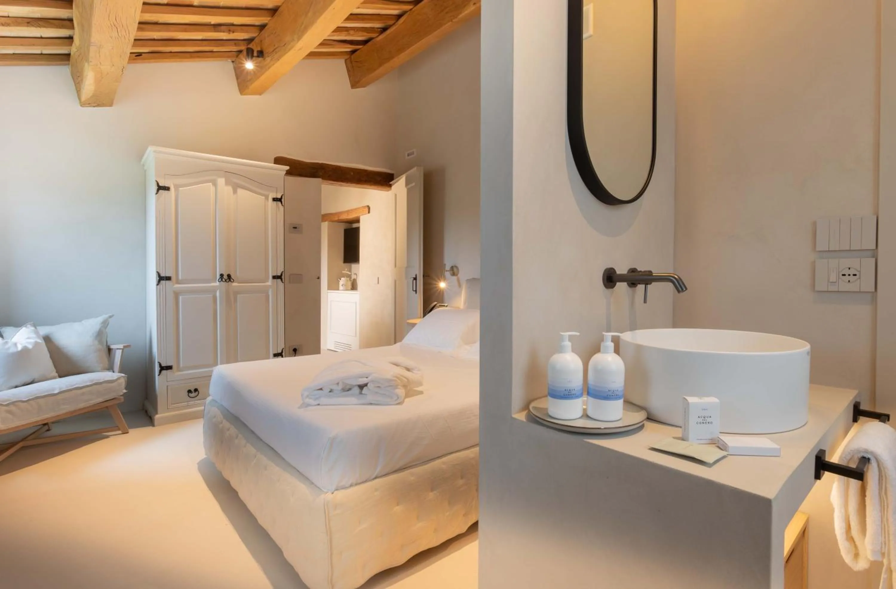 Photo of the whole room, Bed in Relais La Colombaia