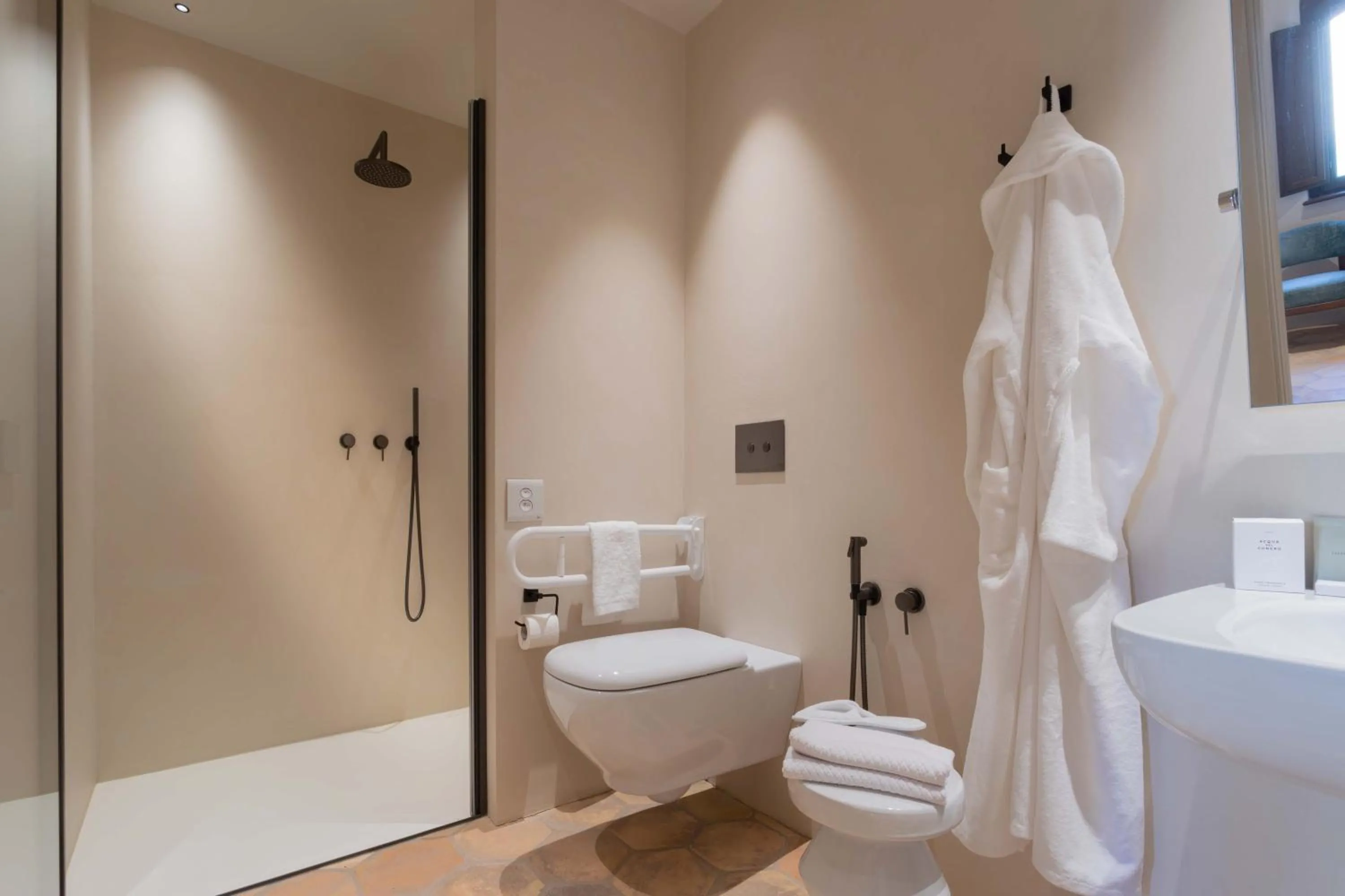 Toilet in Relais La Colombaia