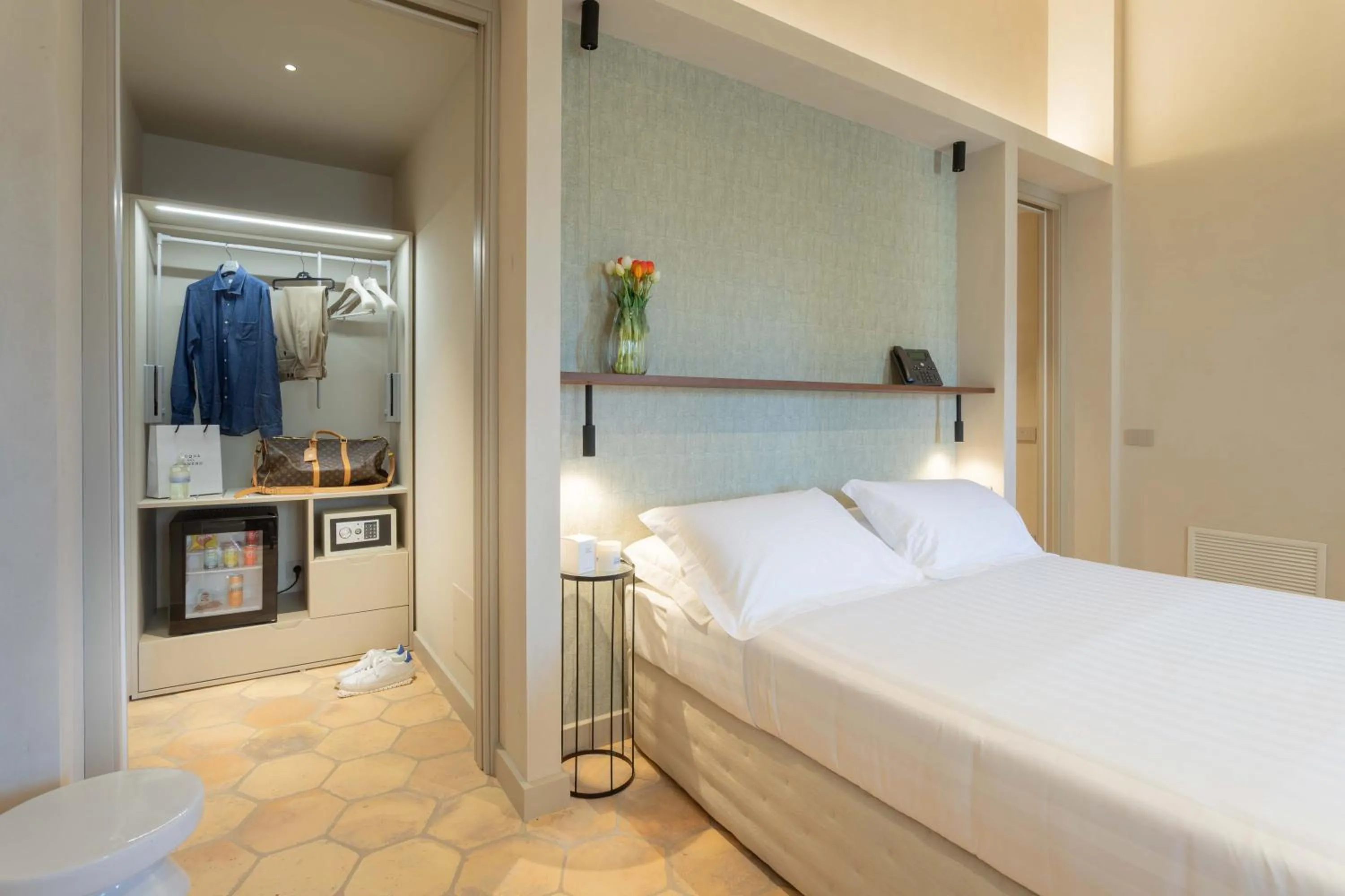 wardrobe, Bed in Relais La Colombaia