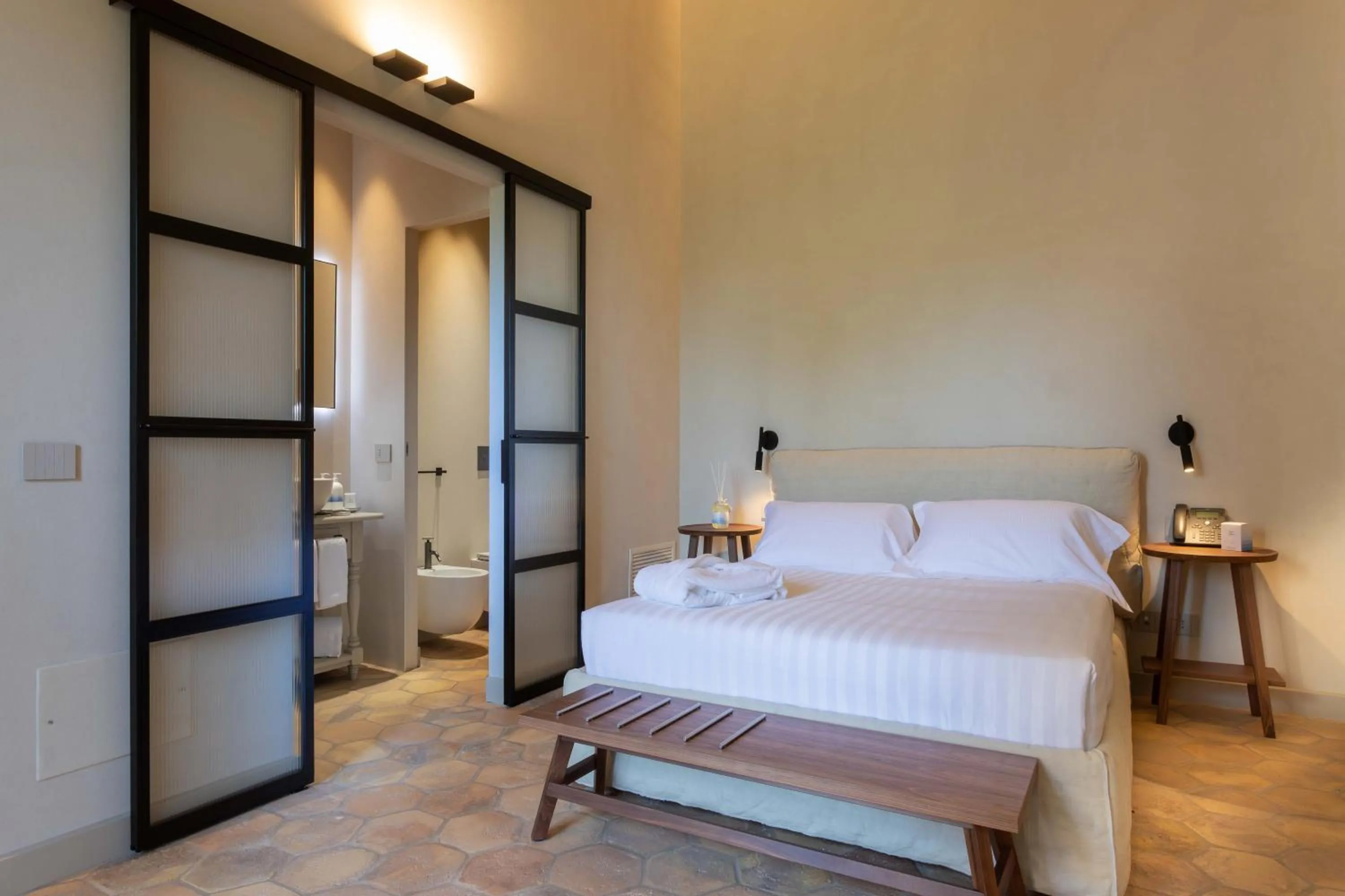 Photo of the whole room, Bed in Relais La Colombaia