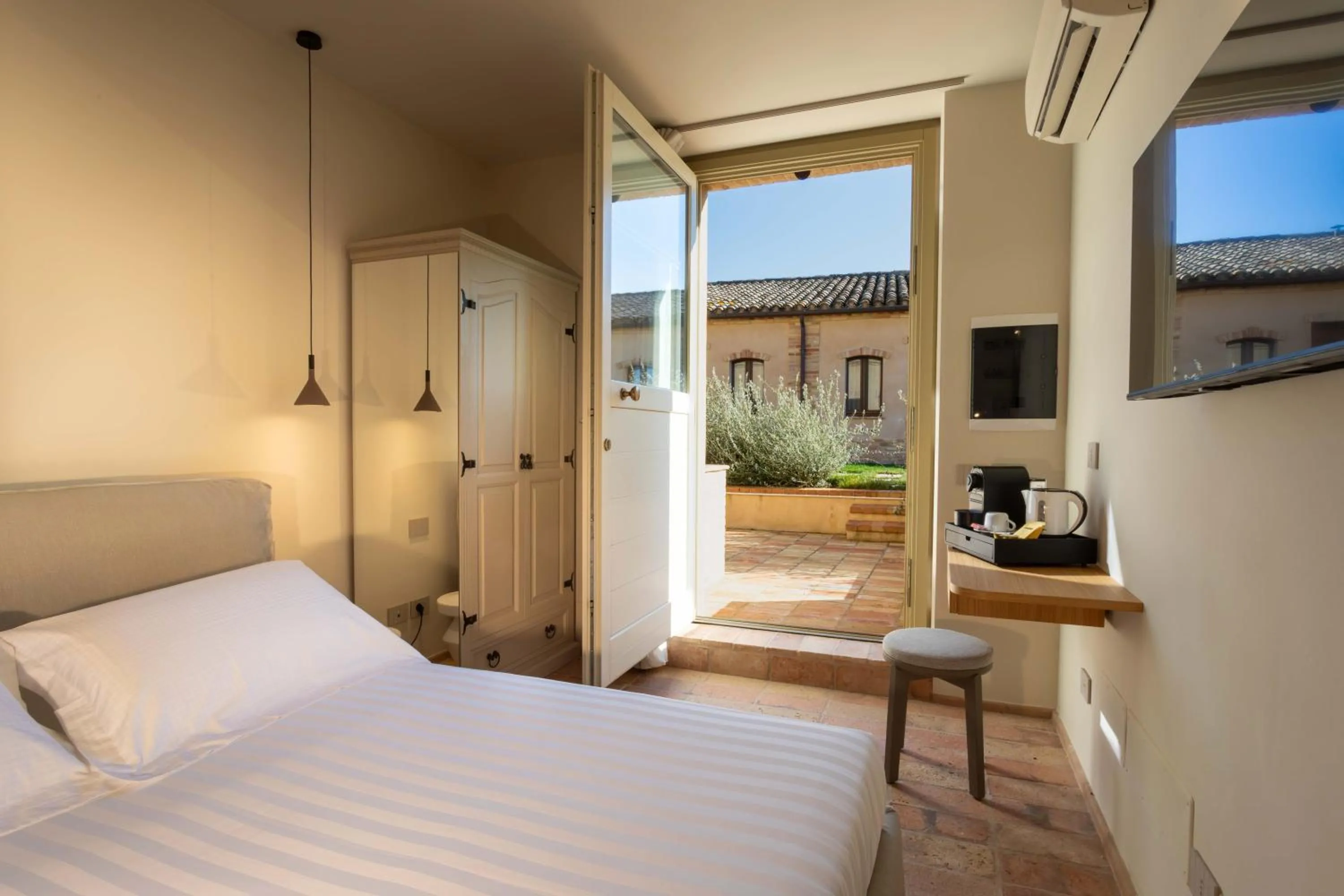 Photo of the whole room, Bed in Relais La Colombaia