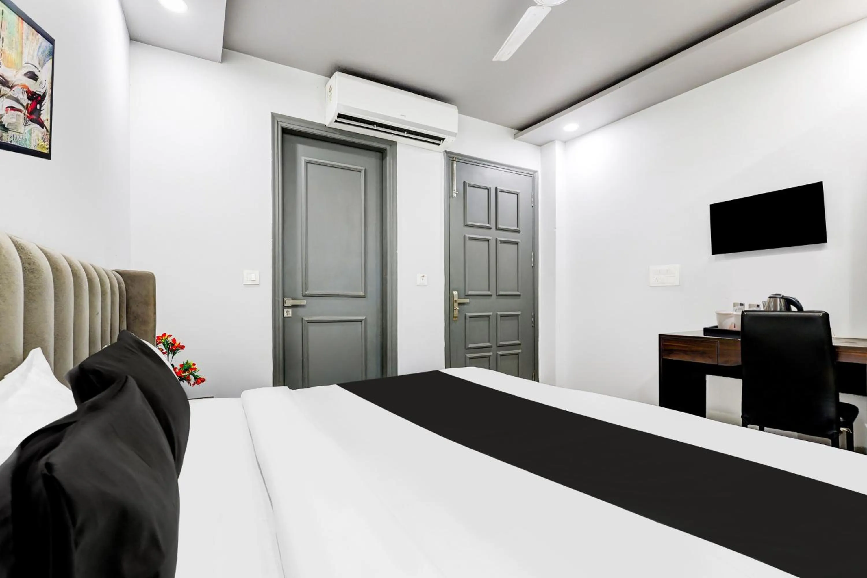 Bedroom, Bed in Super Collection O Shalimar Bagh