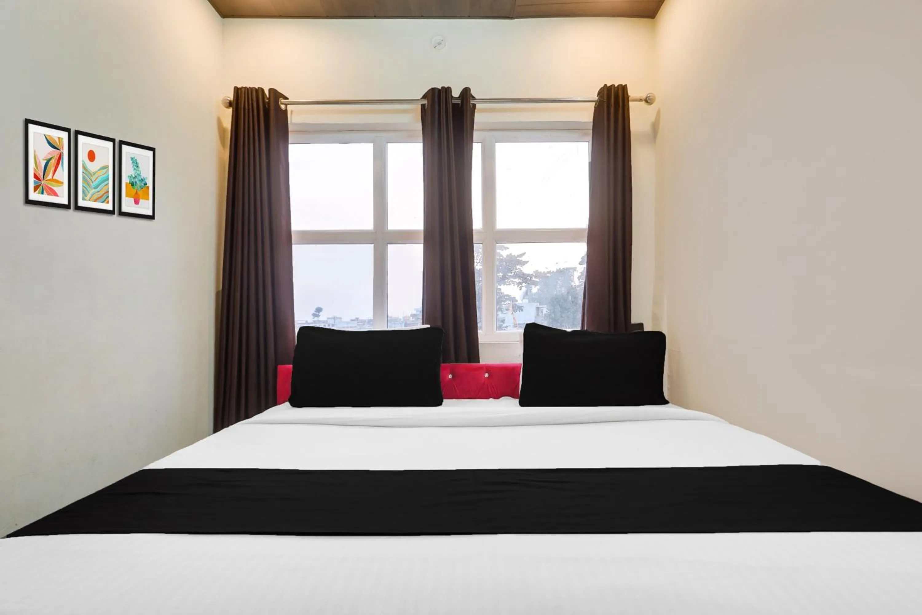 Bedroom, Bed in Super Hotel O Jamrani Formerly White House