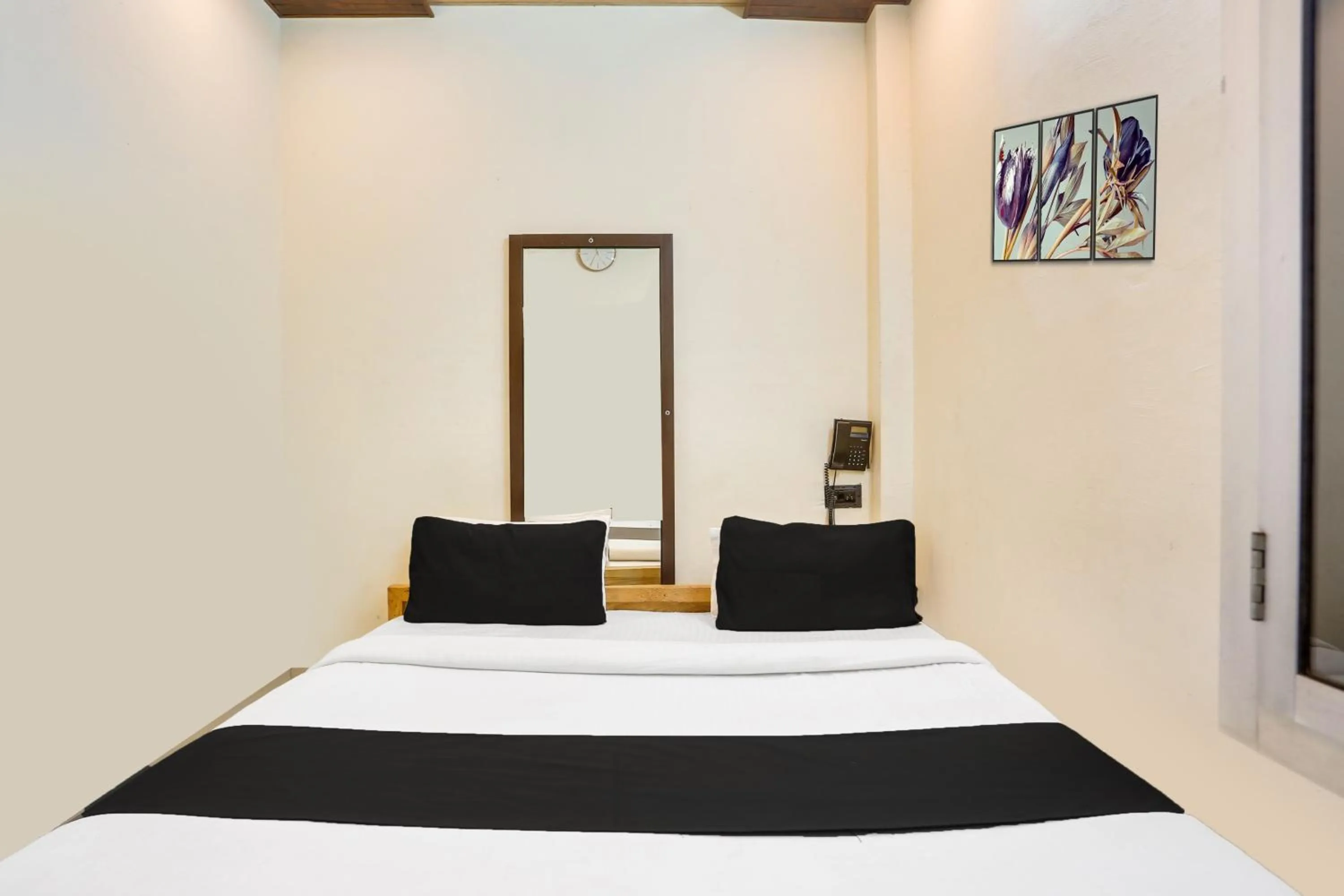 Bedroom, Bed in Super Hotel O Jamrani Formerly White House