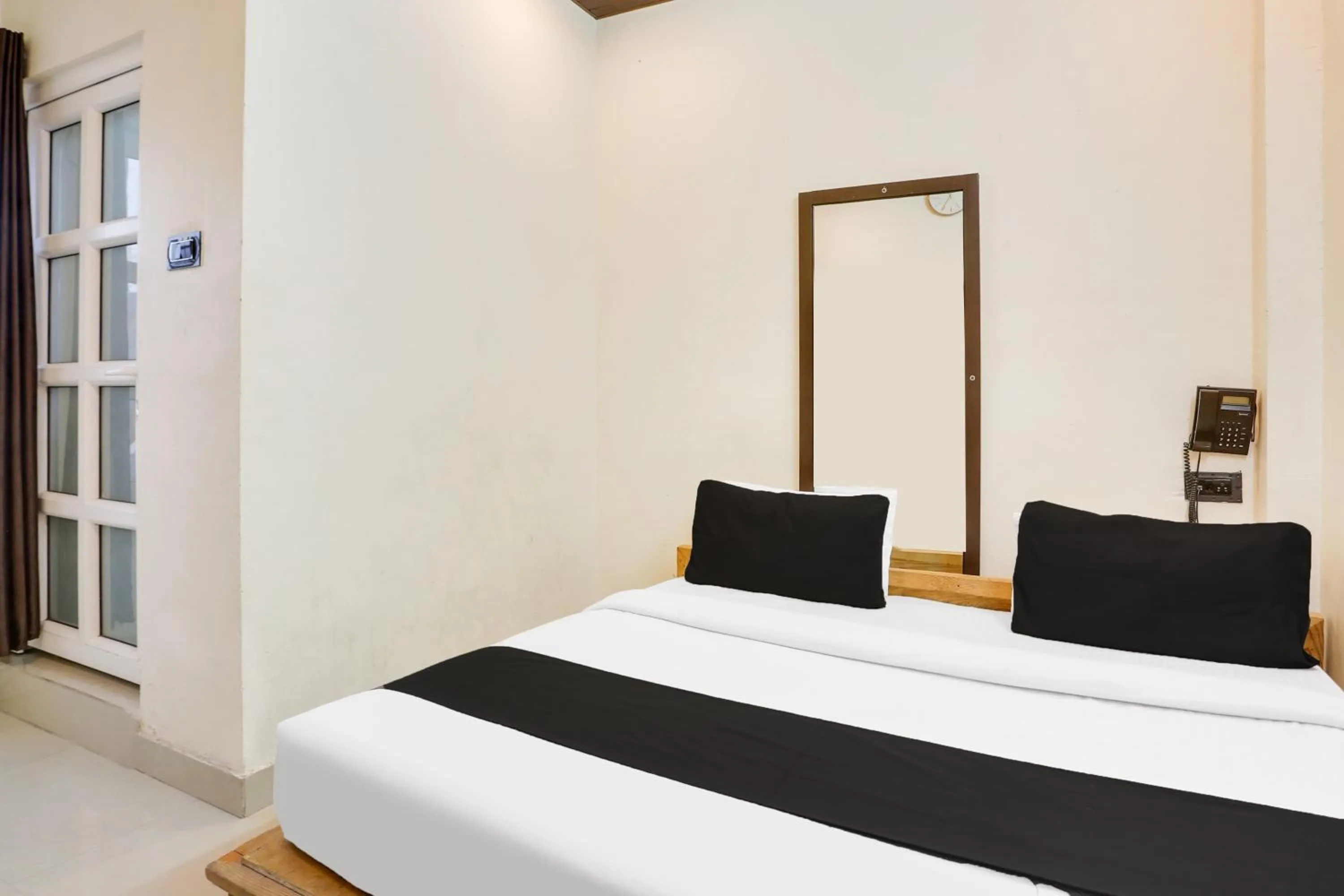 Bedroom, Bed in Super Hotel O Jamrani Formerly White House